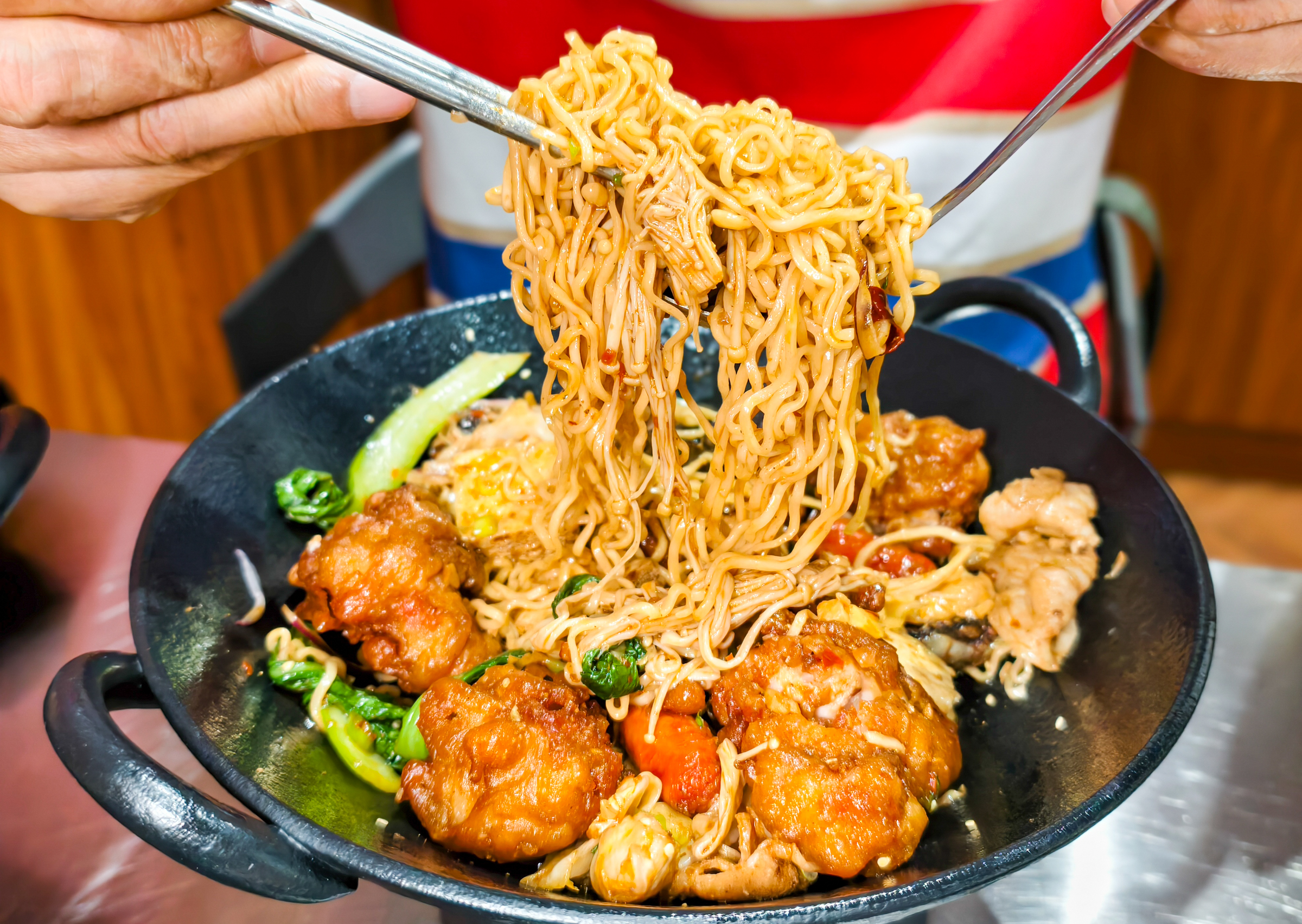 [高雄]燃燃極燒乾鍋-高雄三民區人氣美食晚餐宵夜! 乾鍋有整片雞排和炸魷魚~還可以內用超素西 @美食好芃友（芃芃）