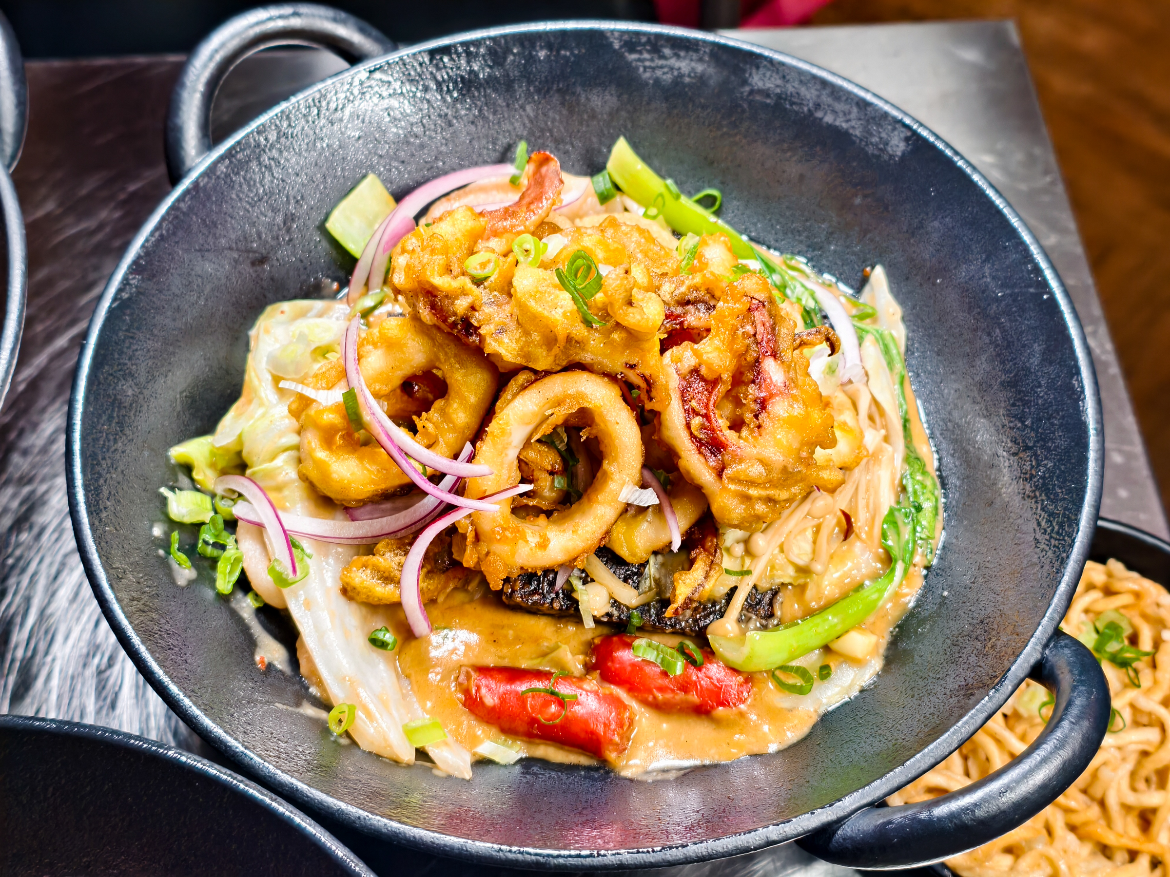 [高雄]燃燃極燒乾鍋-高雄三民區人氣美食晚餐宵夜! 乾鍋有整片雞排和炸魷魚~還可以內用超素西 @美食好芃友（芃芃）