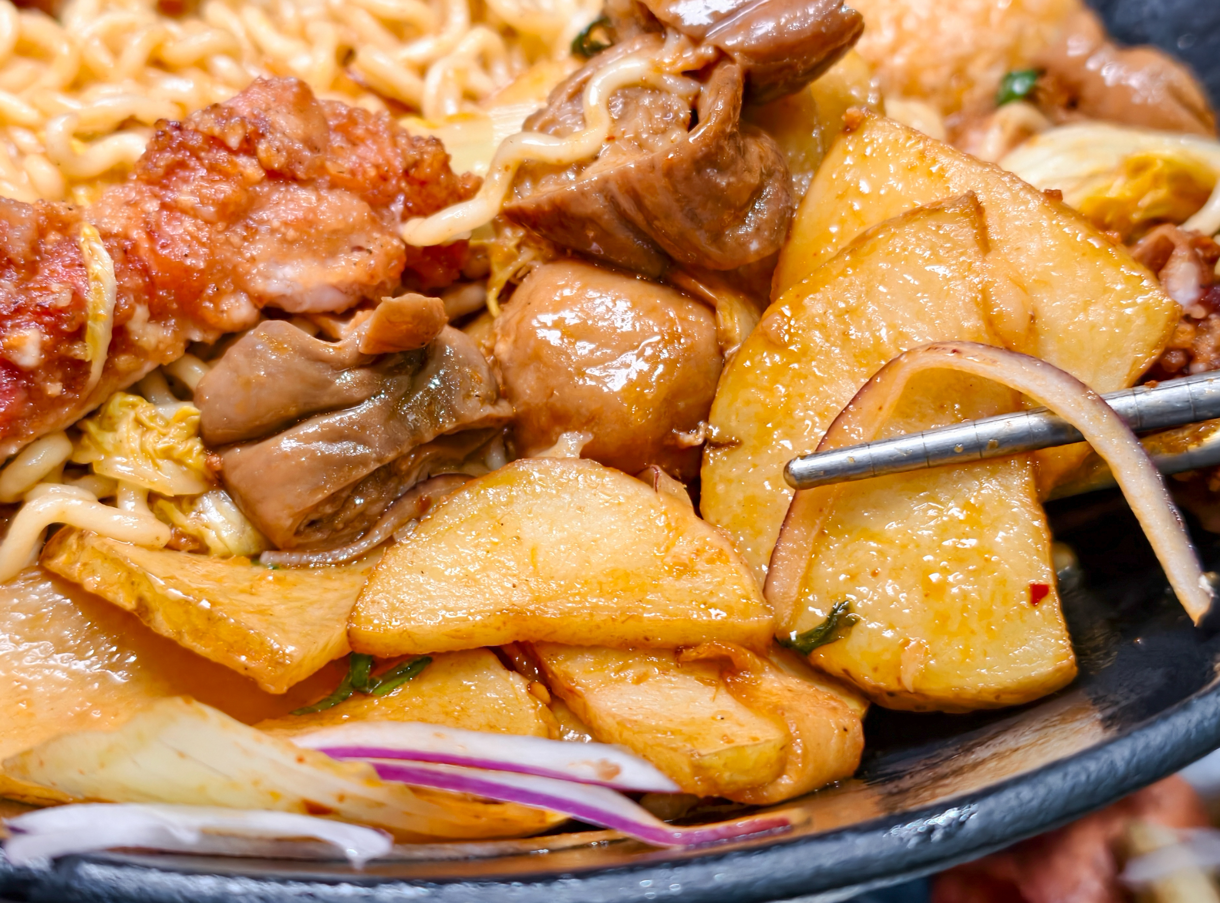 [高雄]燃燃極燒乾鍋-高雄三民區人氣美食晚餐宵夜! 乾鍋有整片雞排和炸魷魚~還可以內用超素西 @美食好芃友（芃芃）