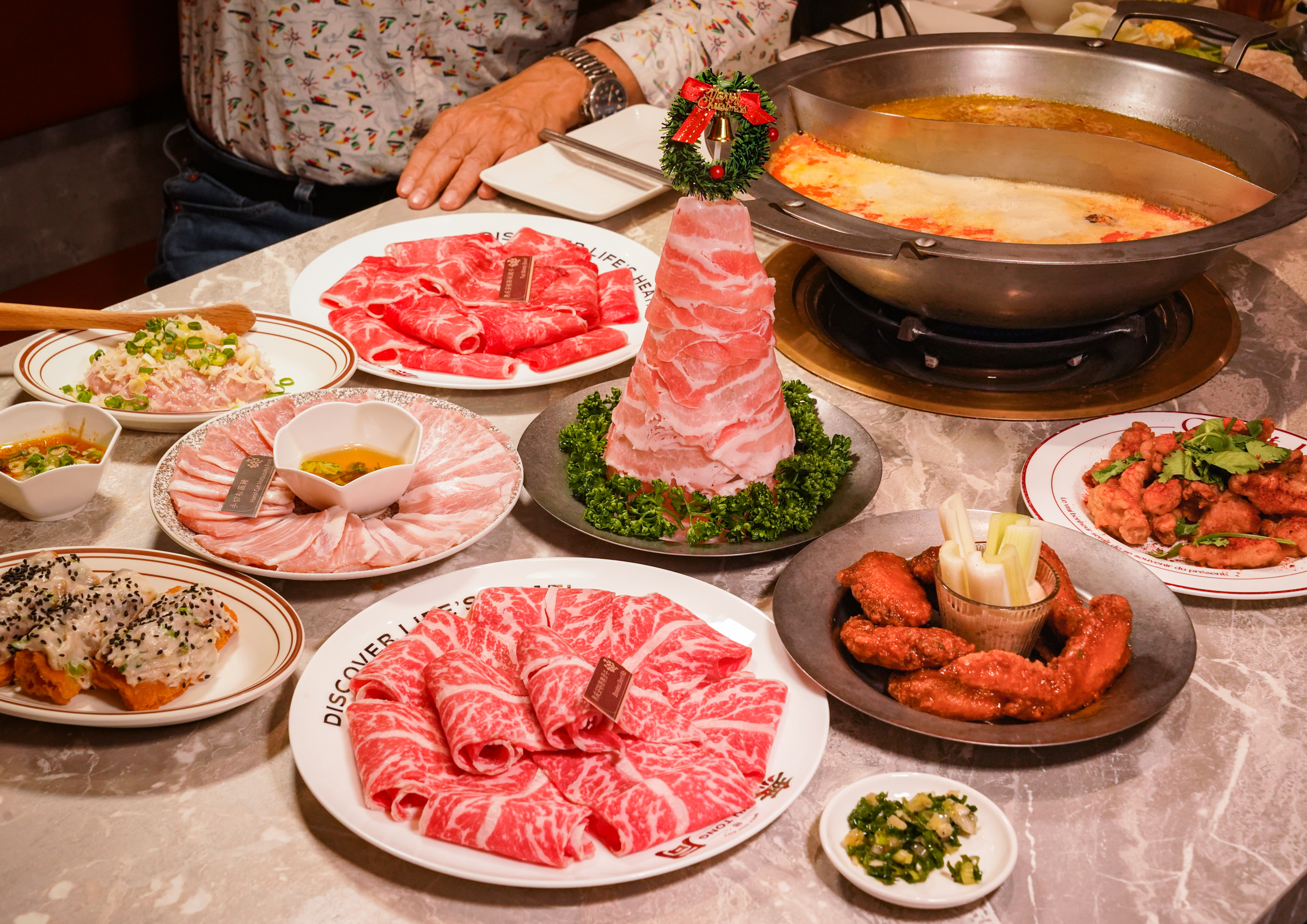 [高雄]無同麻辣鍋物-聚梧桐升級2.0!新堀江質感麻辣火鍋~必吃椒麻牛奶鍋、奶油蒜蝦鮭魚卵雜炊 @美食好芃友（芃芃）