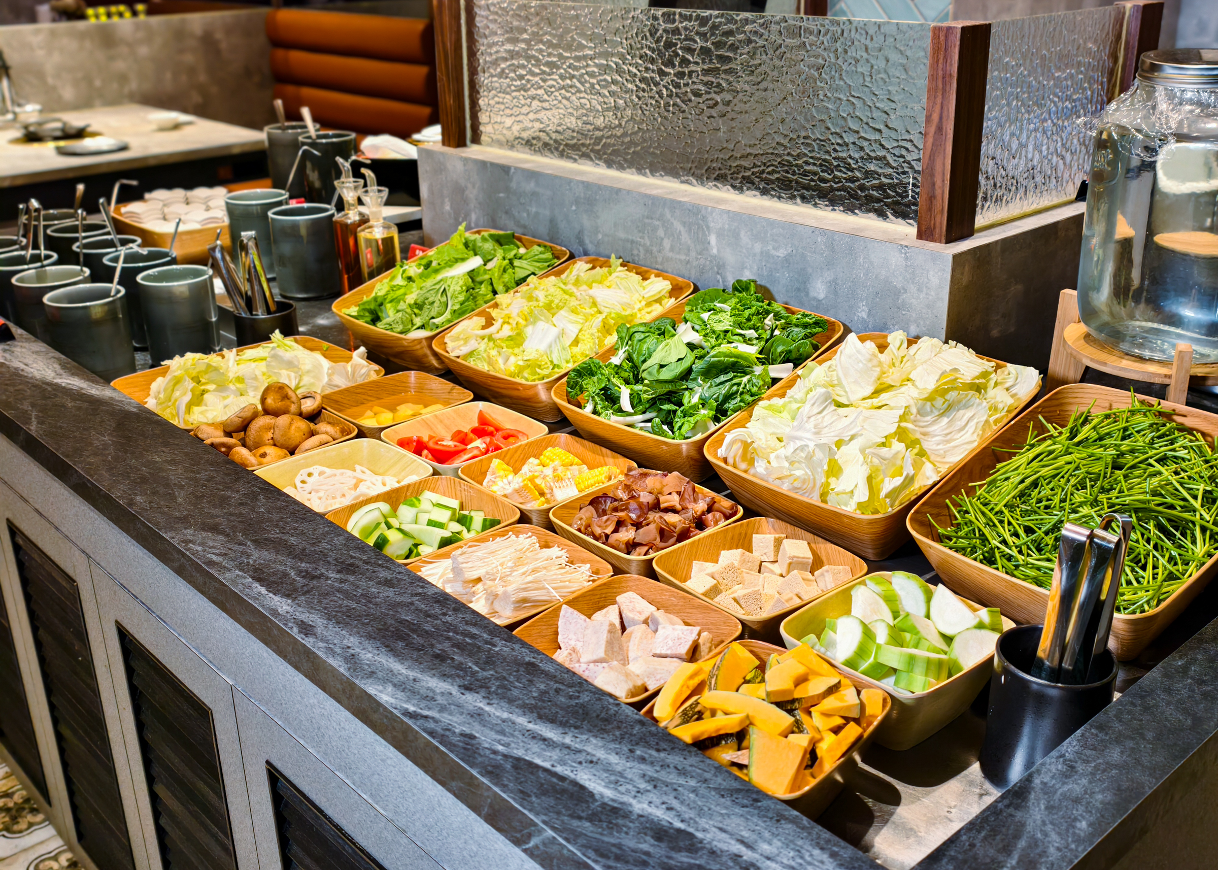 [高雄]無同麻辣鍋物-聚梧桐升級2.0!新堀江質感麻辣火鍋~必吃椒麻牛奶鍋、奶油蒜蝦鮭魚卵雜炊 @美食好芃友（芃芃）