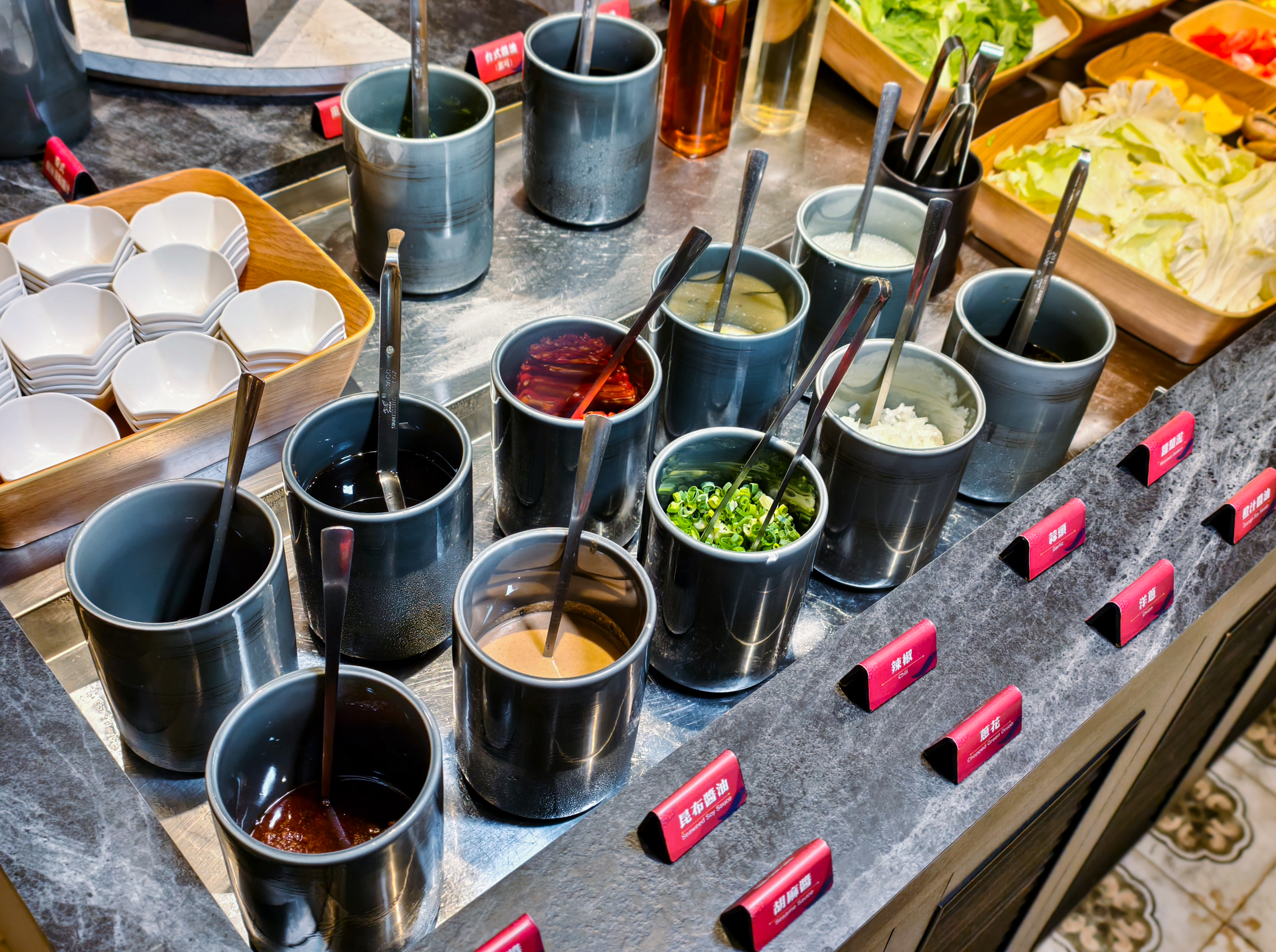 [高雄]無同麻辣鍋物-聚梧桐升級2.0!新堀江質感麻辣火鍋~必吃椒麻牛奶鍋、奶油蒜蝦鮭魚卵雜炊 @美食好芃友（芃芃）