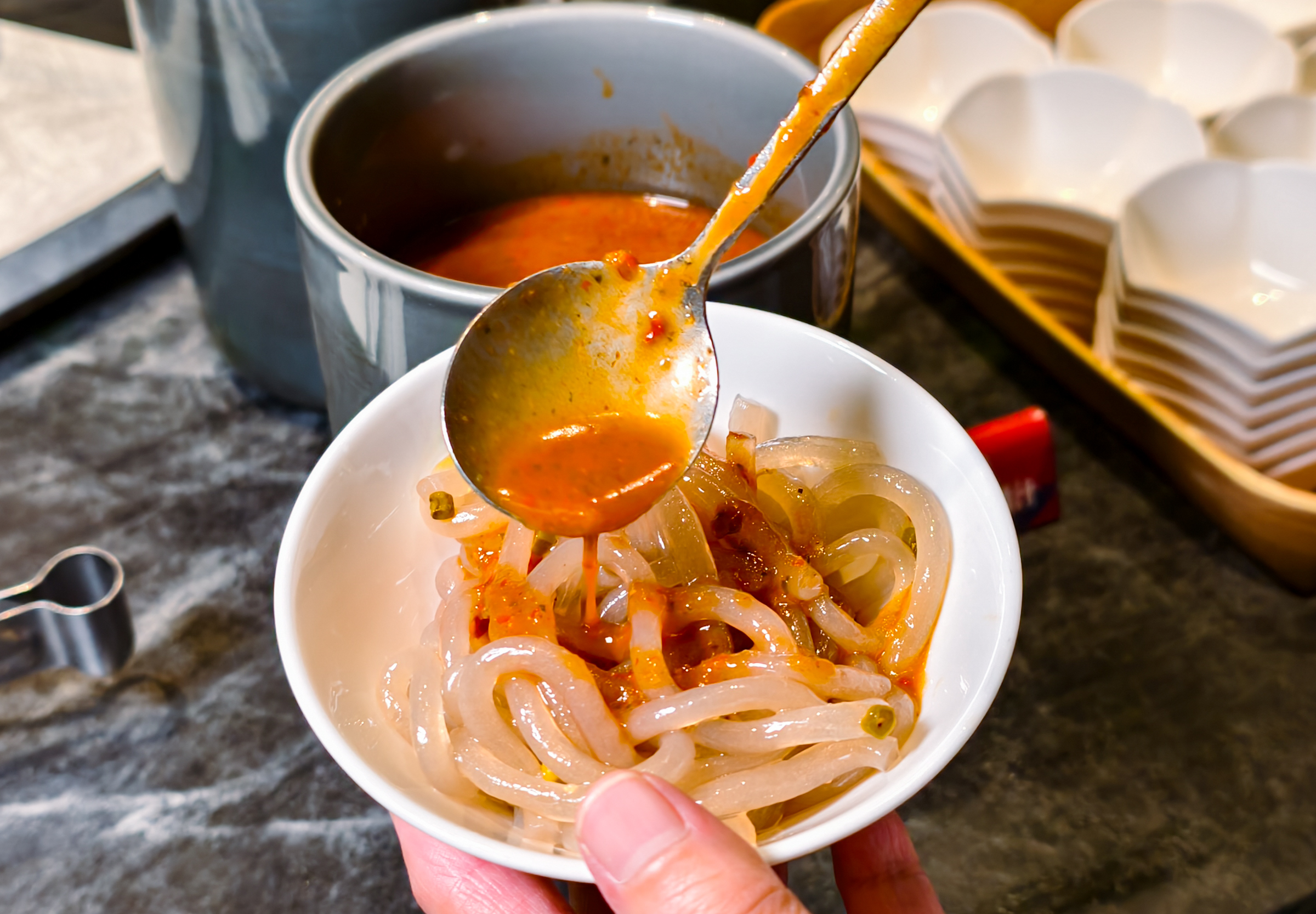 [高雄]無同麻辣鍋物-聚梧桐升級2.0!新堀江質感麻辣火鍋~必吃椒麻牛奶鍋、奶油蒜蝦鮭魚卵雜炊 @美食好芃友（芃芃）