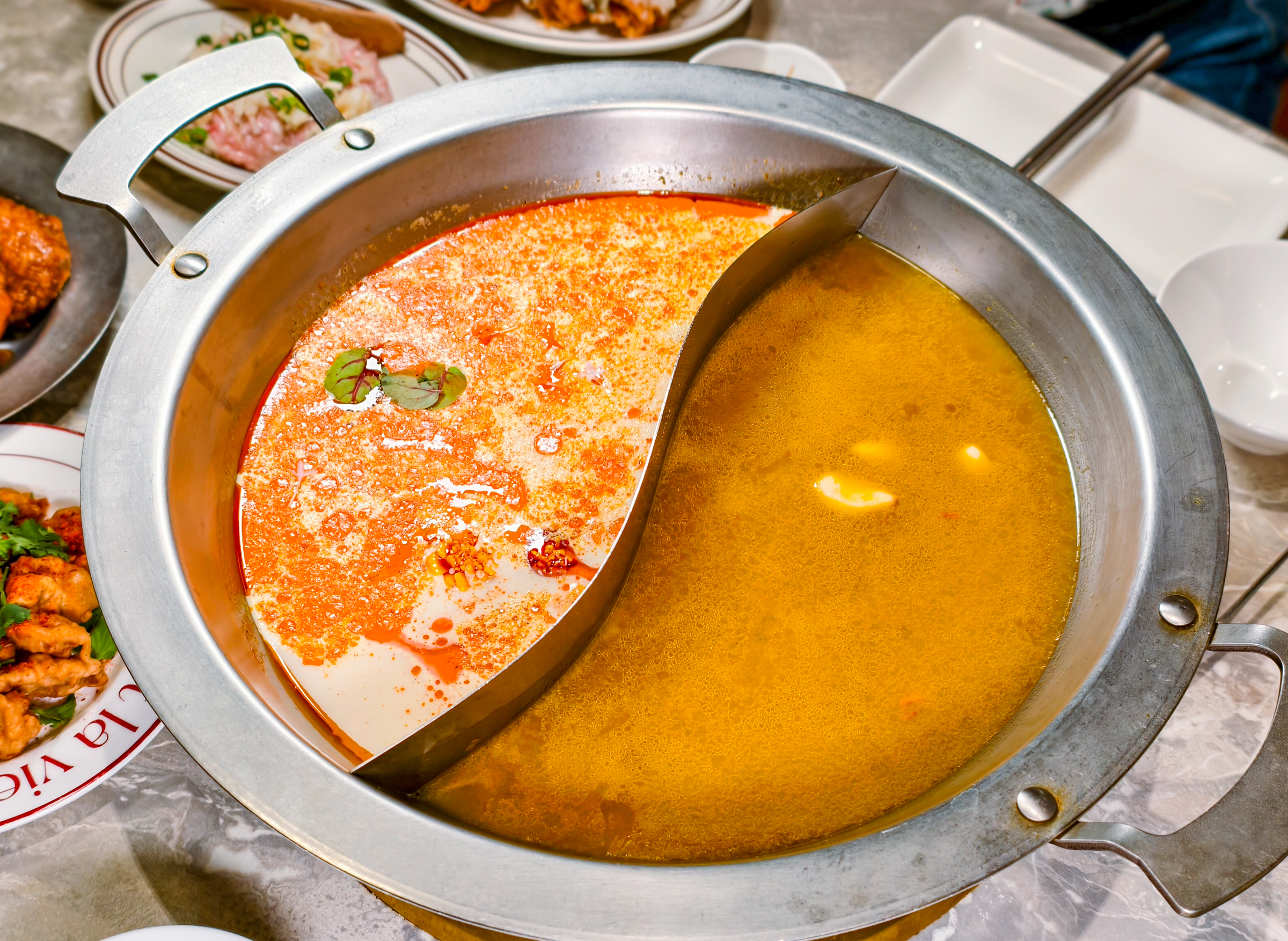 [高雄]無同麻辣鍋物-聚梧桐升級2.0!新堀江質感麻辣火鍋~必吃椒麻牛奶鍋、奶油蒜蝦鮭魚卵雜炊 @美食好芃友（芃芃）