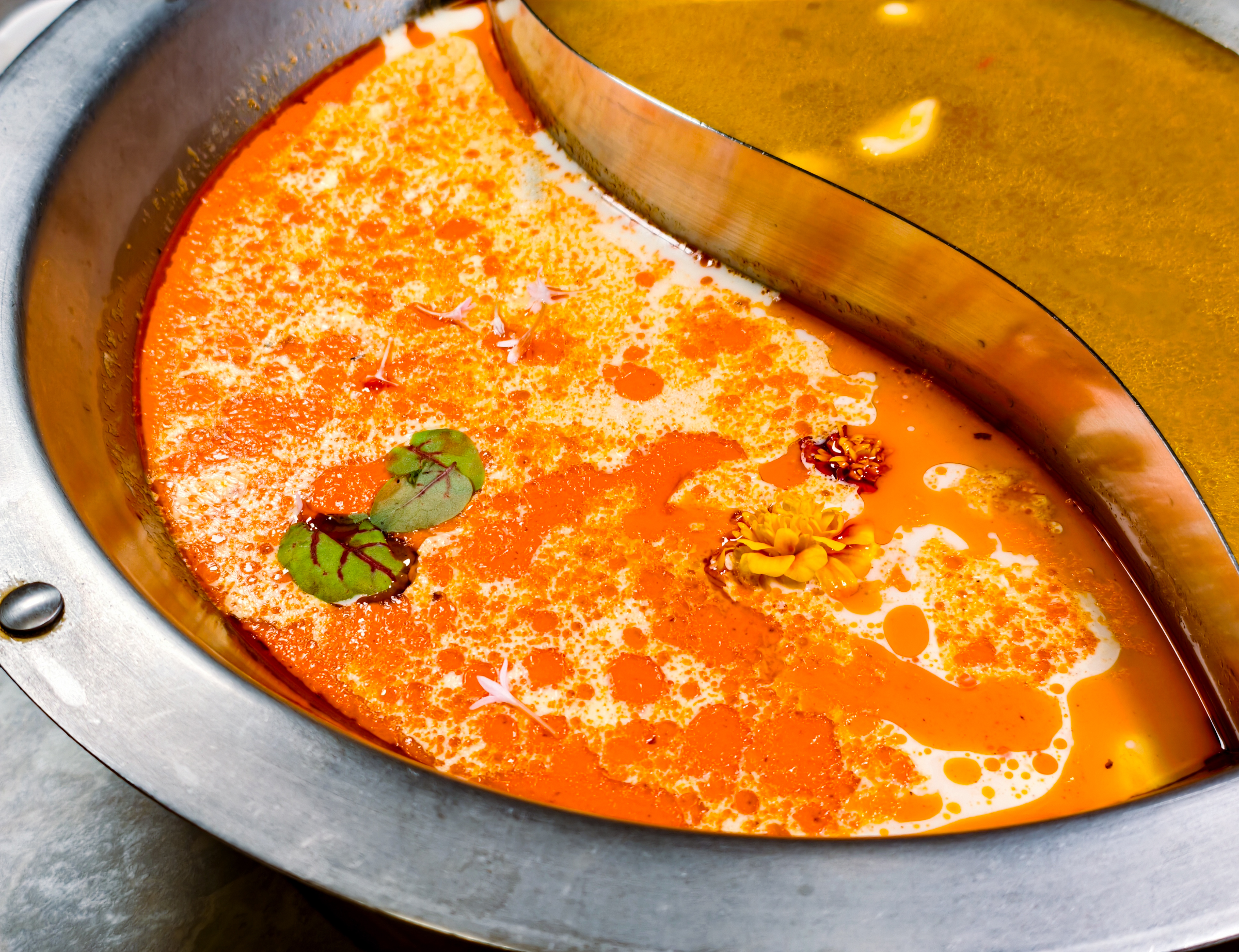 [高雄]無同麻辣鍋物-聚梧桐升級2.0!新堀江質感麻辣火鍋~必吃椒麻牛奶鍋、奶油蒜蝦鮭魚卵雜炊 @美食好芃友（芃芃）