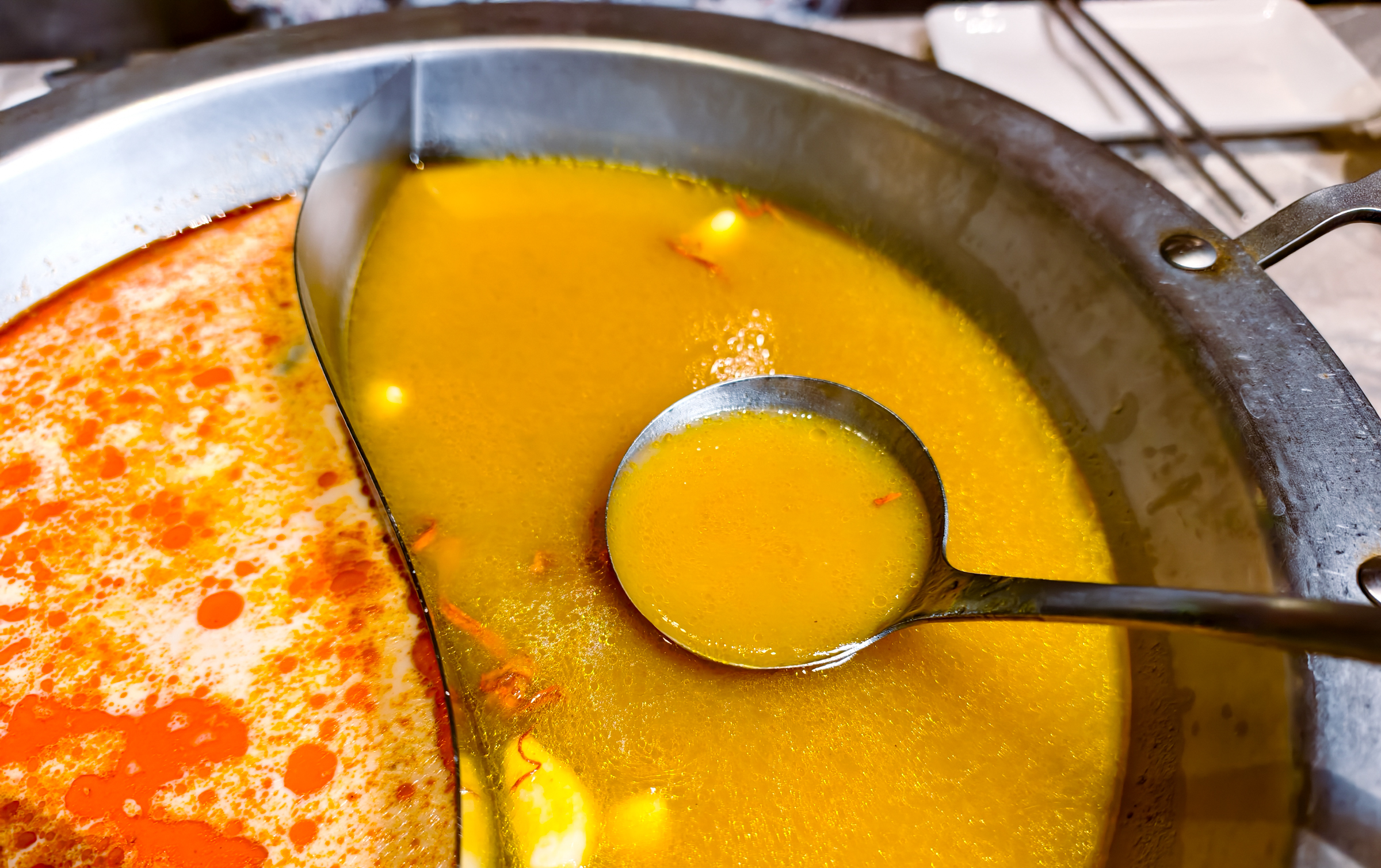 [高雄]無同麻辣鍋物-聚梧桐升級2.0!新堀江質感麻辣火鍋~必吃椒麻牛奶鍋、奶油蒜蝦鮭魚卵雜炊 @美食好芃友（芃芃）