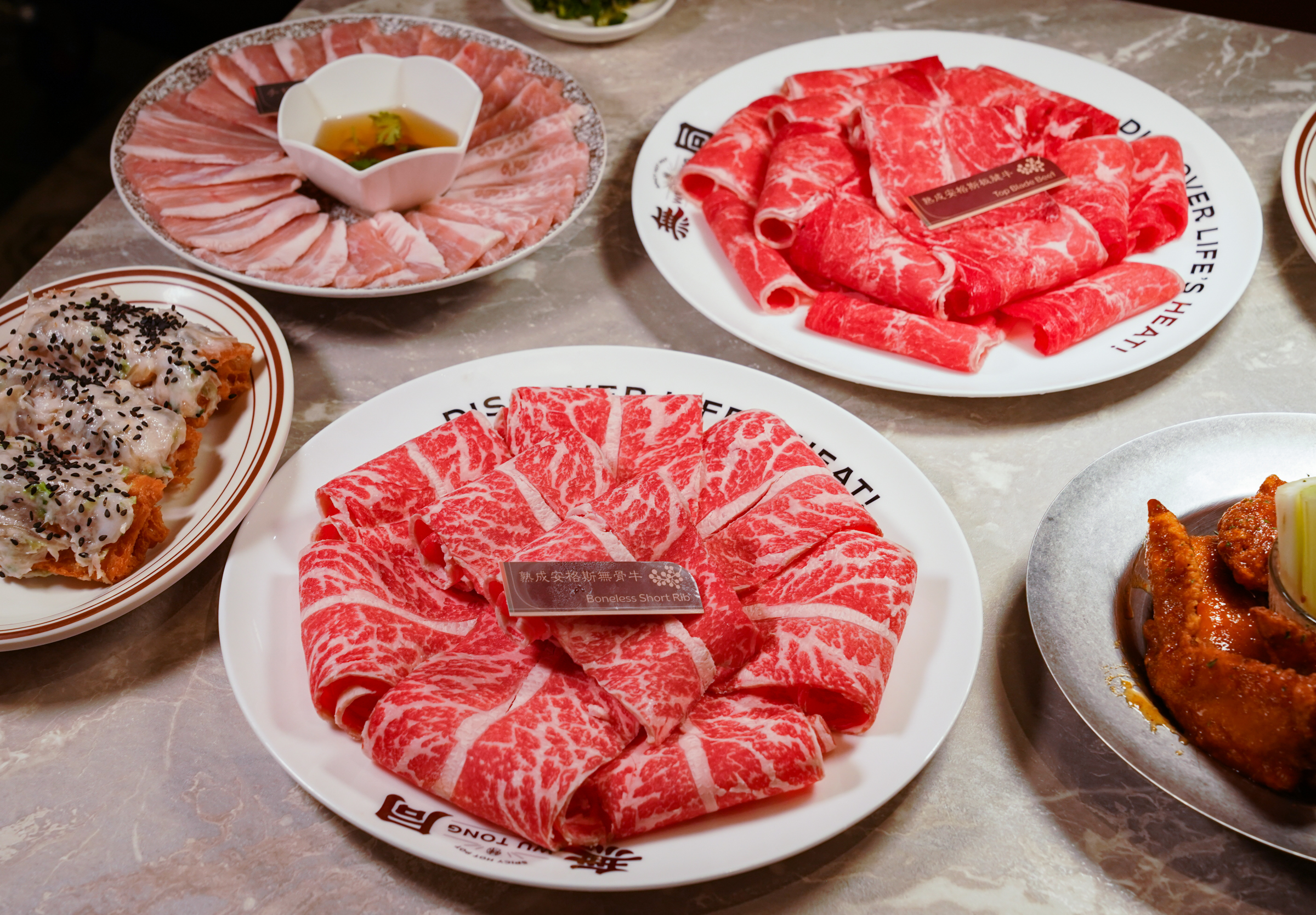 [高雄]無同麻辣鍋物-聚梧桐升級2.0!新堀江質感麻辣火鍋~必吃椒麻牛奶鍋、奶油蒜蝦鮭魚卵雜炊 @美食好芃友（芃芃）