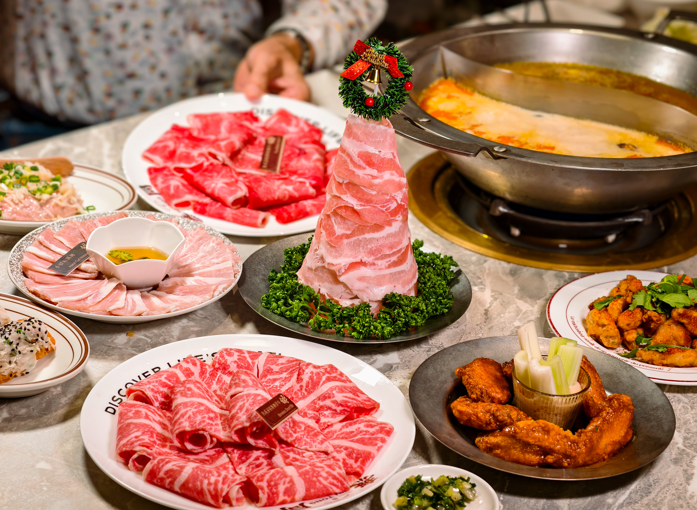 [高雄]無同麻辣鍋物-聚梧桐升級2.0!新堀江質感麻辣火鍋~必吃椒麻牛奶鍋、奶油蒜蝦鮭魚卵雜炊 @美食好芃友（芃芃）