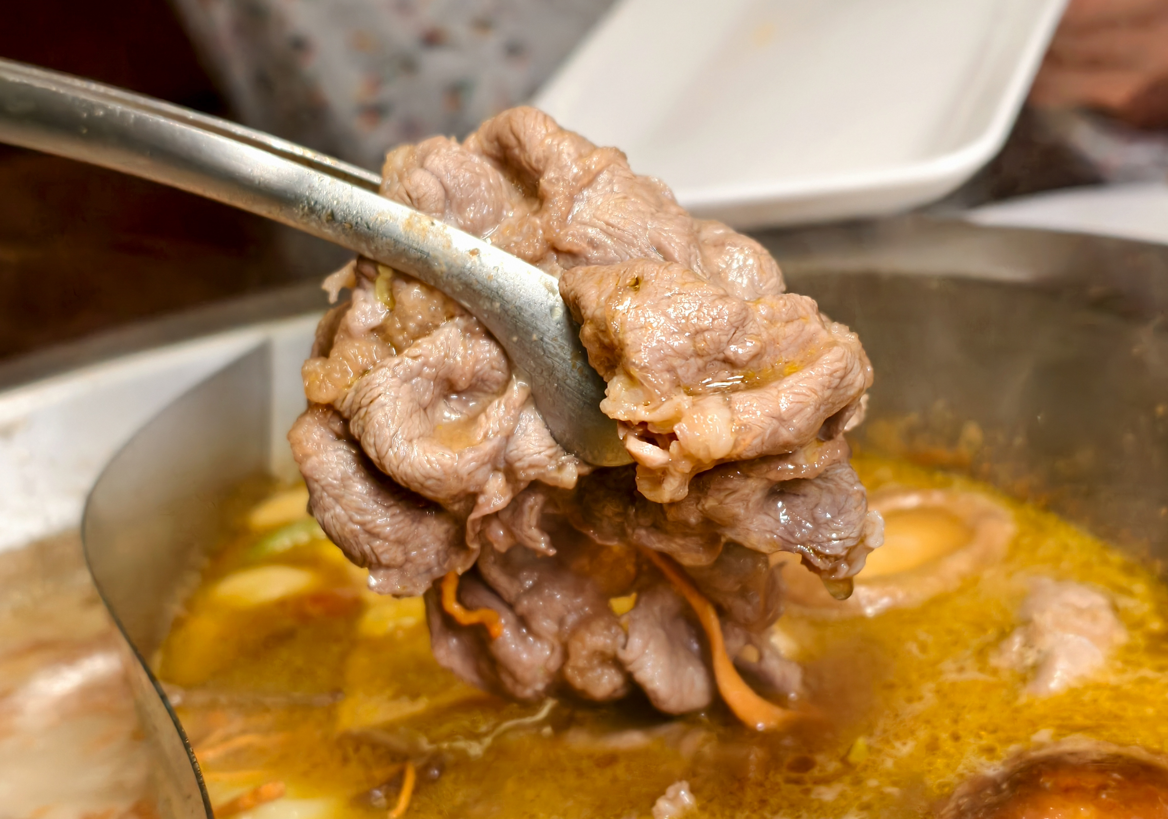 [高雄]無同麻辣鍋物-聚梧桐升級2.0!新堀江質感麻辣火鍋~必吃椒麻牛奶鍋、奶油蒜蝦鮭魚卵雜炊 @美食好芃友（芃芃）