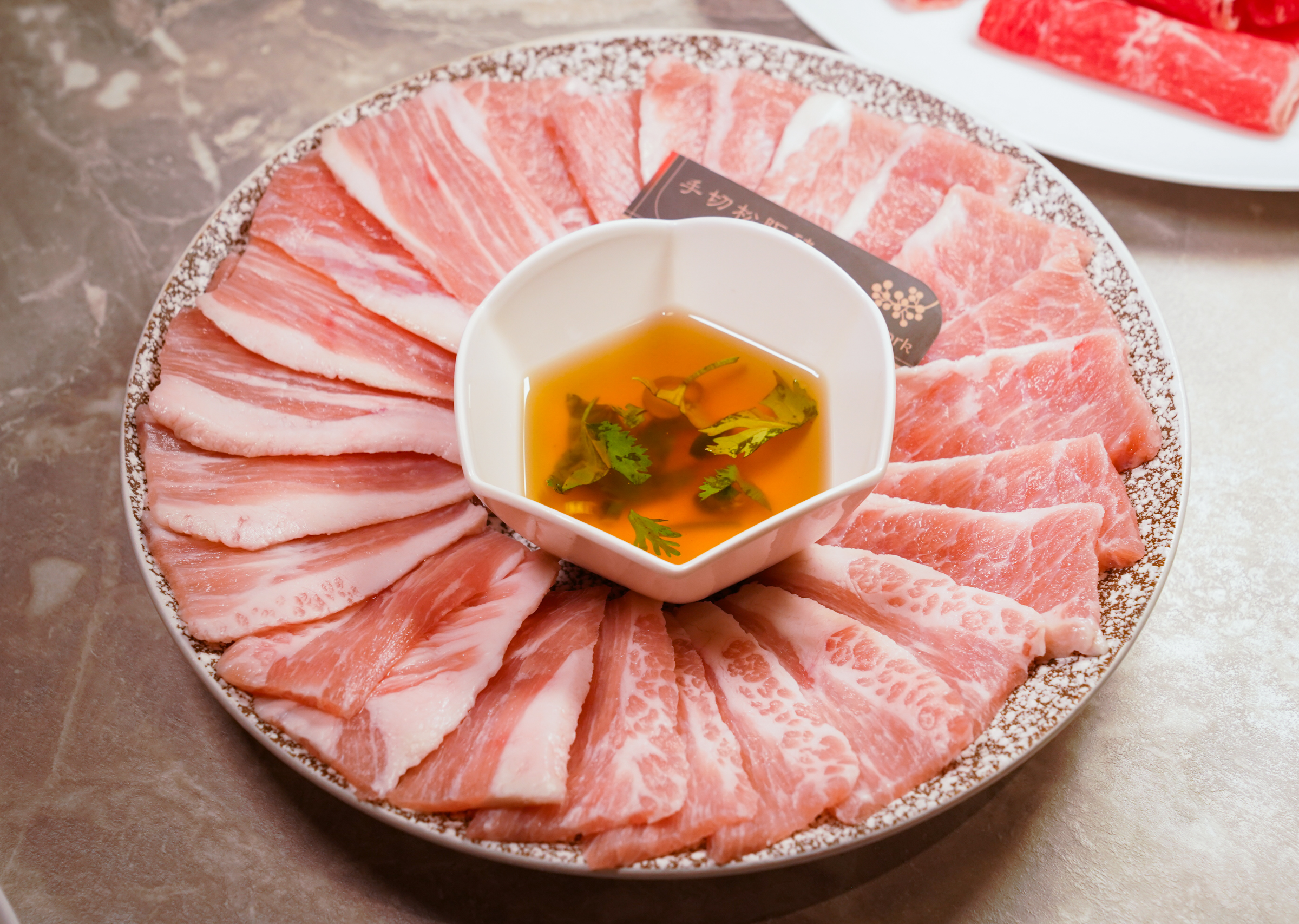 [高雄]無同麻辣鍋物-聚梧桐升級2.0!新堀江質感麻辣火鍋~必吃椒麻牛奶鍋、奶油蒜蝦鮭魚卵雜炊 @美食好芃友（芃芃）