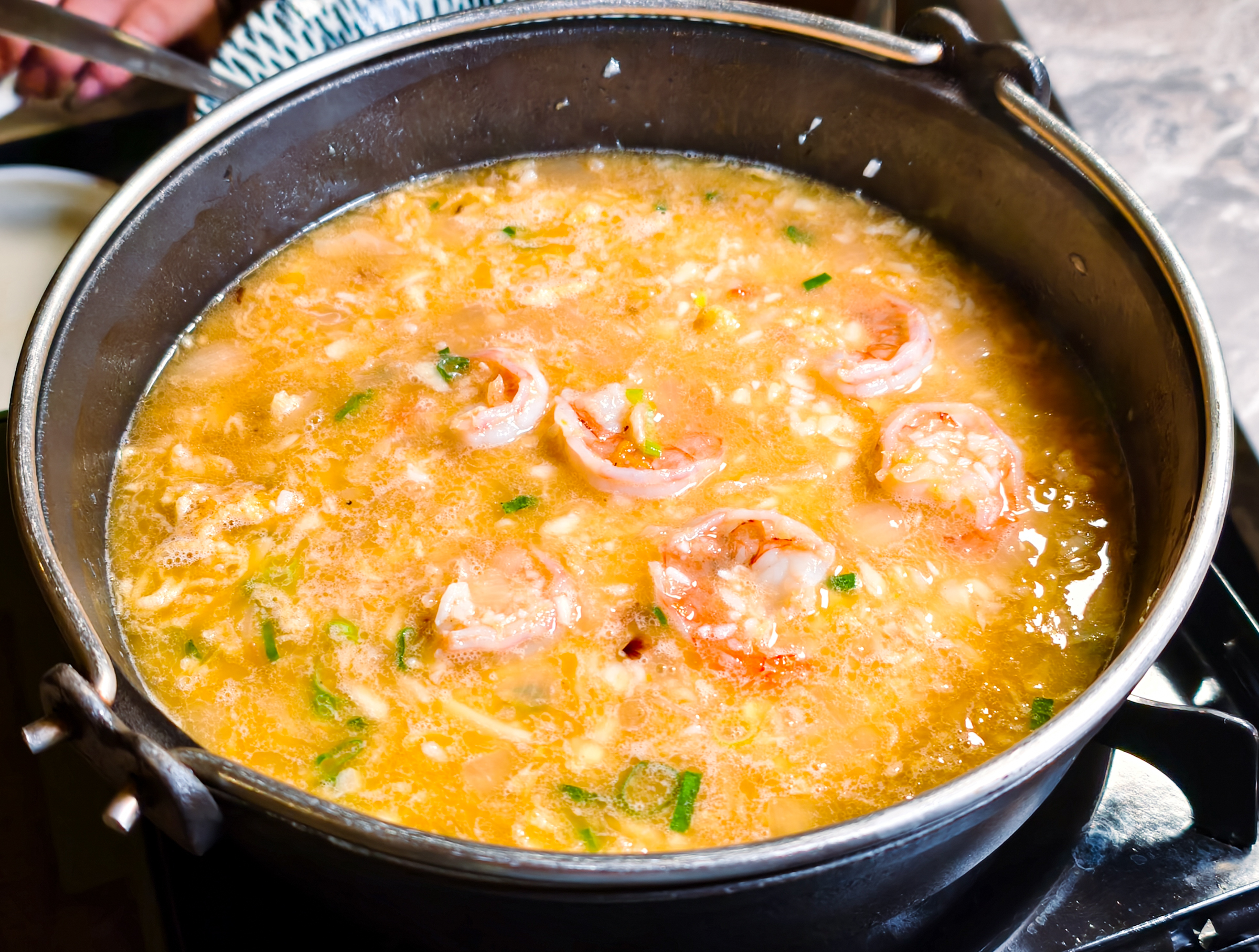 [高雄]無同麻辣鍋物-聚梧桐升級2.0!新堀江質感麻辣火鍋~必吃椒麻牛奶鍋、奶油蒜蝦鮭魚卵雜炊 @美食好芃友（芃芃）