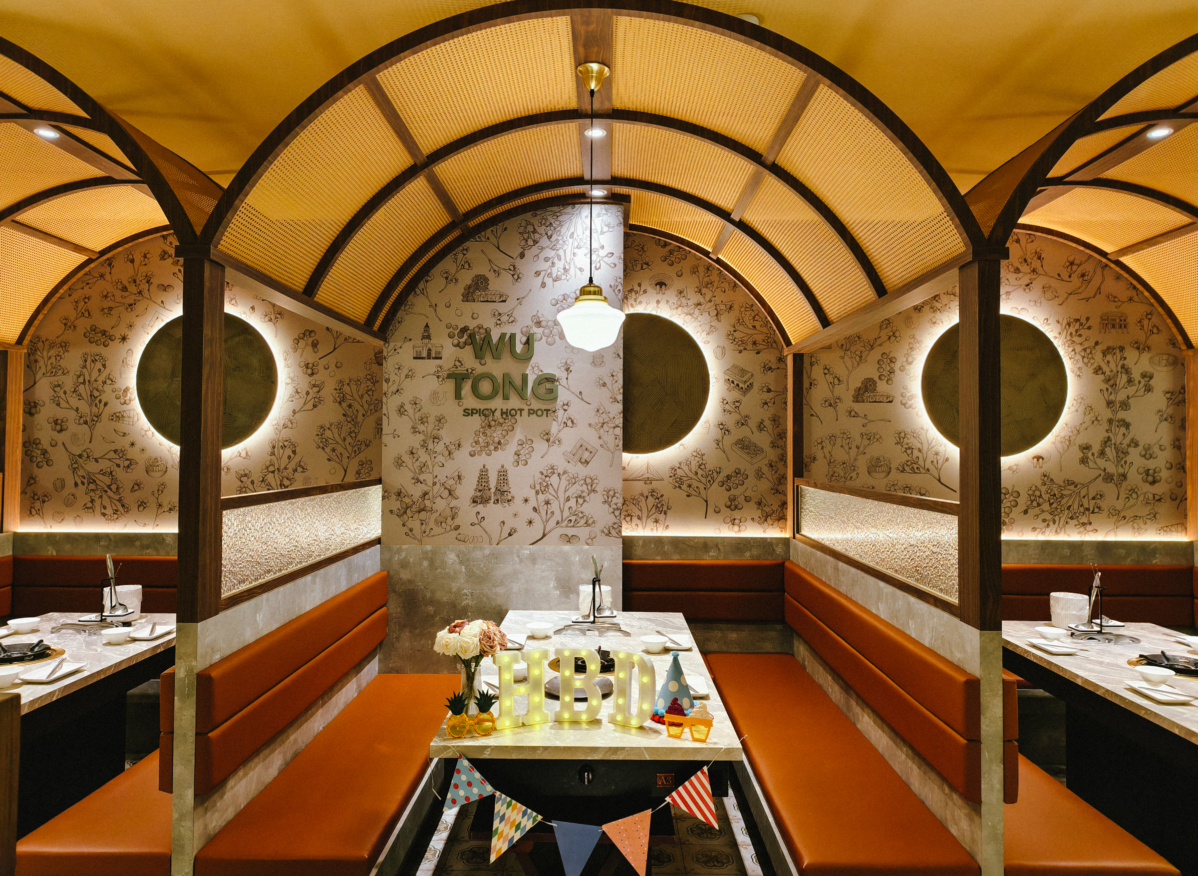 [高雄]無同麻辣鍋物-聚梧桐升級2.0!新堀江質感麻辣火鍋~必吃椒麻牛奶鍋、奶油蒜蝦鮭魚卵雜炊 @美食好芃友（芃芃）