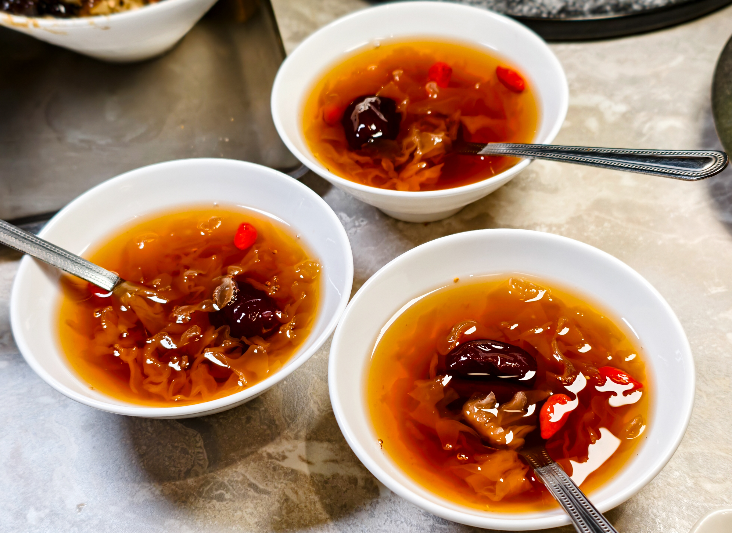 [高雄]無同麻辣鍋物-聚梧桐升級2.0!新堀江質感麻辣火鍋~必吃椒麻牛奶鍋、奶油蒜蝦鮭魚卵雜炊 @美食好芃友（芃芃）