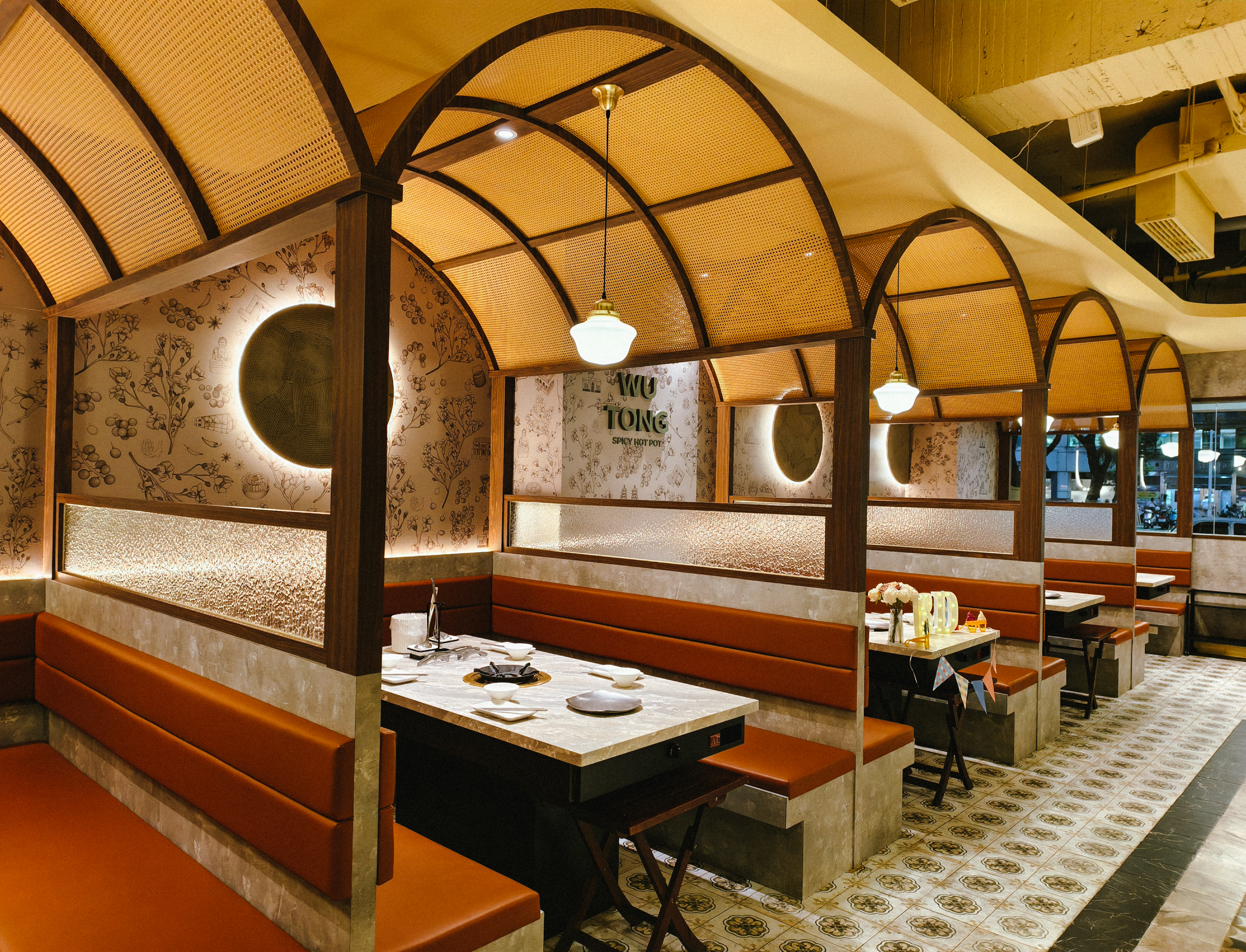 [高雄]無同麻辣鍋物-聚梧桐升級2.0!新堀江質感麻辣火鍋~必吃椒麻牛奶鍋、奶油蒜蝦鮭魚卵雜炊 @美食好芃友（芃芃）