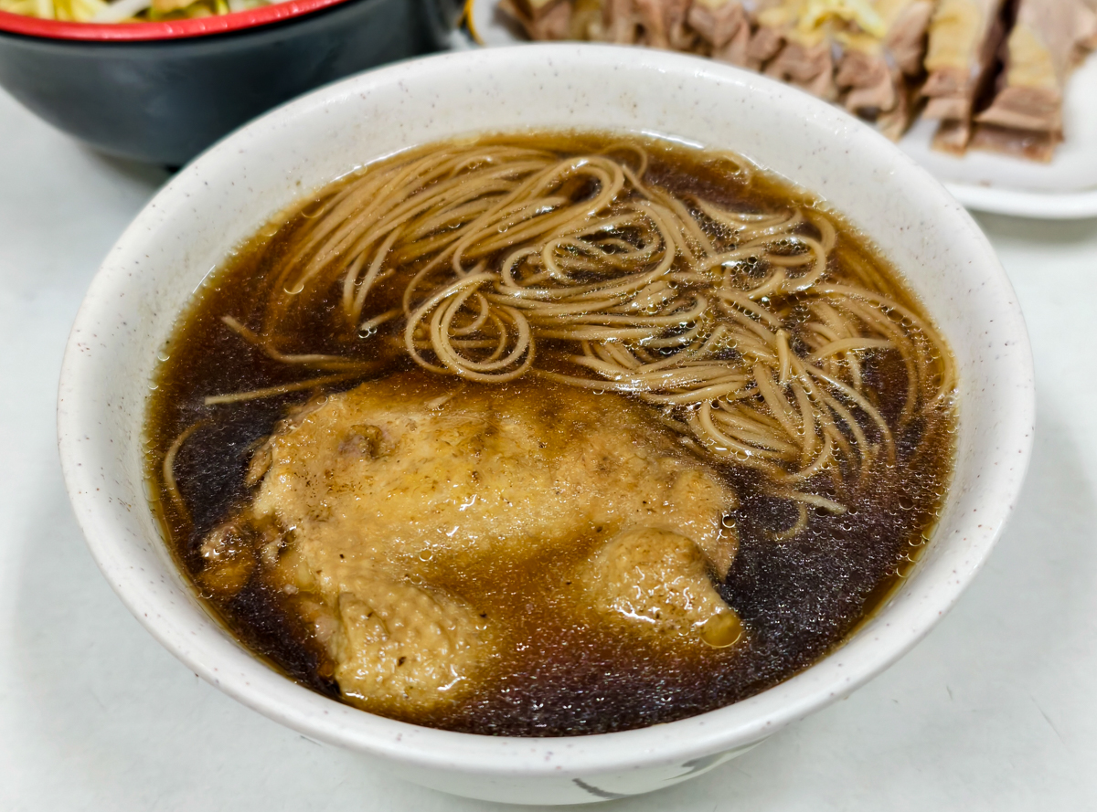 [高雄]鵝鴨莊-後驛低調40年高雄鴨肉老店!美鳳姐也來過~鴨肉切盤、鴨肉拌麵、當歸鴨必點! @美食好芃友（芃芃）