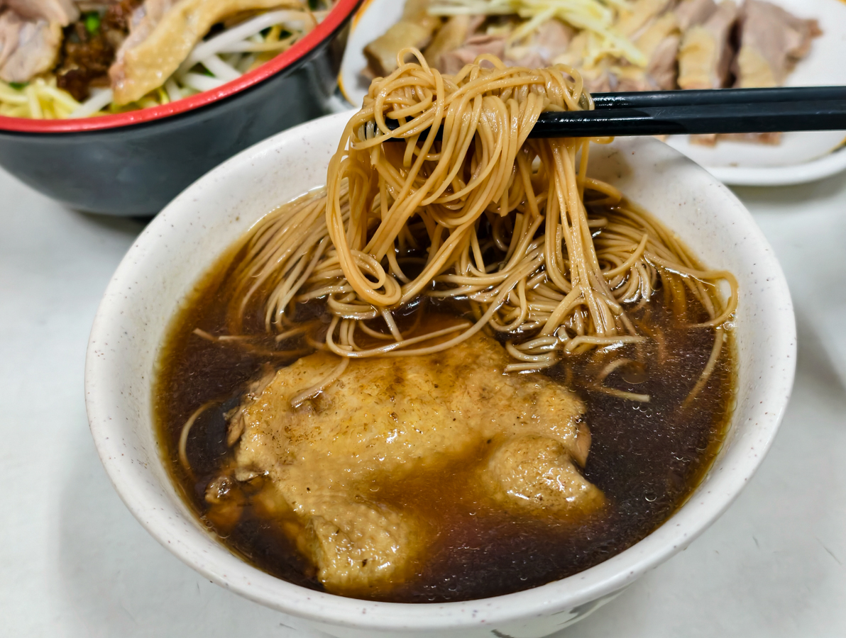 [高雄]鵝鴨莊-後驛低調40年高雄鴨肉老店!美鳳姐也來過~鴨肉切盤、鴨肉拌麵、當歸鴨必點! @美食好芃友（芃芃）