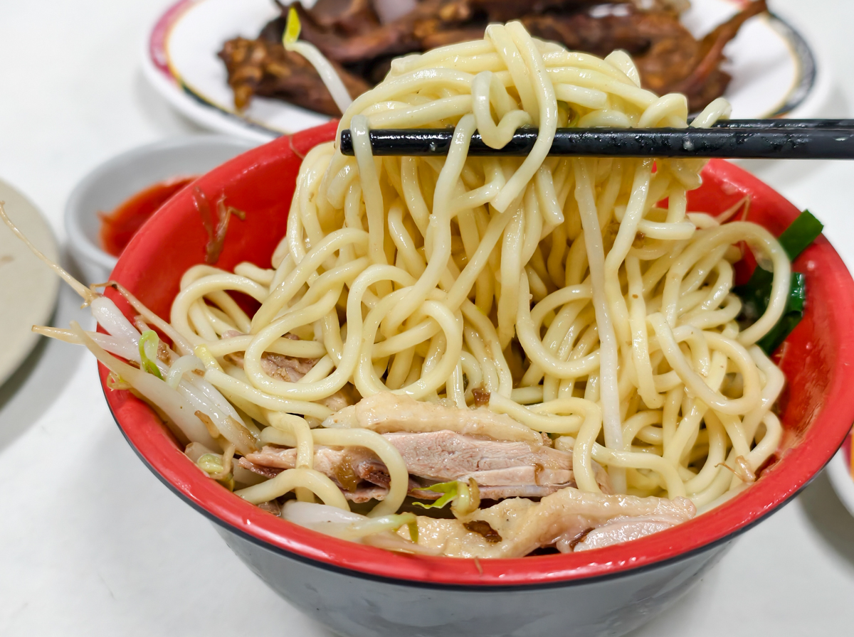 [高雄]鵝鴨莊-後驛低調40年高雄鴨肉老店!美鳳姐也來過~鴨肉切盤、鴨肉拌麵、當歸鴨必點! @美食好芃友（芃芃）