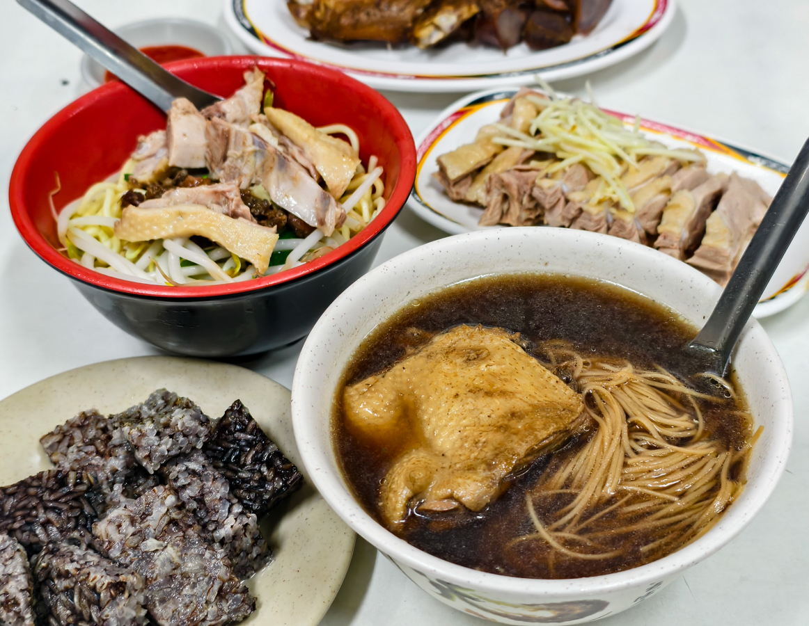 [高雄]鵝鴨莊-後驛低調40年高雄鴨肉老店!美鳳姐也來過~鴨肉切盤、鴨肉拌麵、當歸鴨必點! @美食好芃友（芃芃）