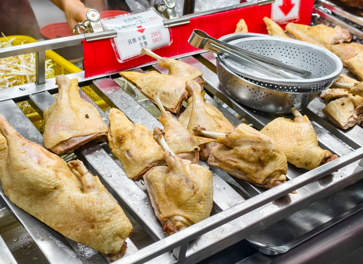 [高雄]鵝鴨莊-後驛低調40年高雄鴨肉老店!美鳳姐也來過~鴨肉切盤、鴨肉拌麵、當歸鴨必點! @美食好芃友（芃芃）