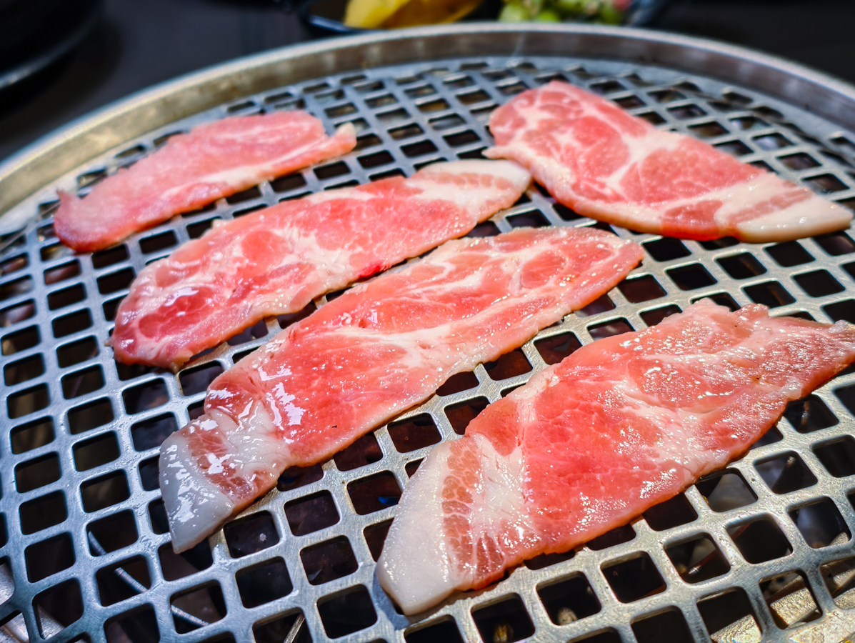 [高雄]伊氣燒肉-建工商圈超夯高雄燒肉!298元起超值特餐燒肉拼盤超划算~ @美食好芃友（芃芃）