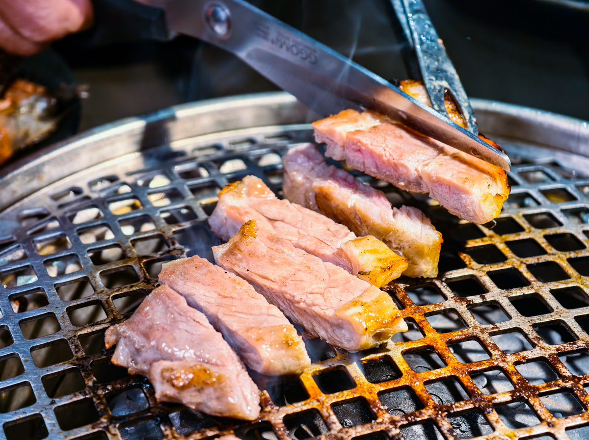 [高雄]伊氣燒肉-建工商圈超夯高雄燒肉!298元起超值特餐燒肉拼盤超划算~ @美食好芃友（芃芃）