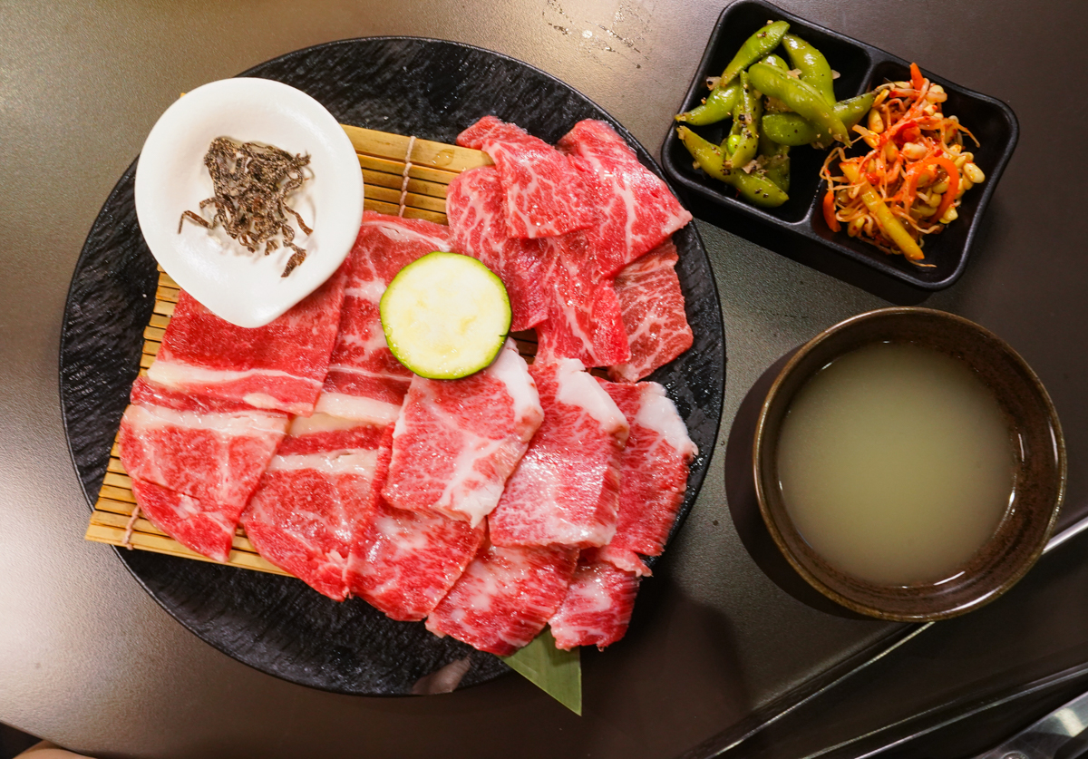 [高雄]伊氣燒肉-建工商圈超夯高雄燒肉!298元起超值特餐燒肉拼盤超划算~ @美食好芃友（芃芃）