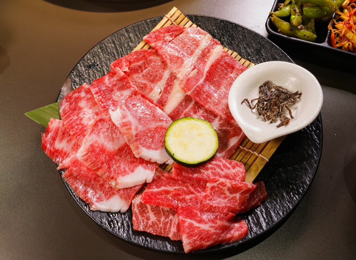 [高雄]伊氣燒肉-建工商圈超夯高雄燒肉!298元起超值特餐燒肉拼盤超划算~ @美食好芃友（芃芃）