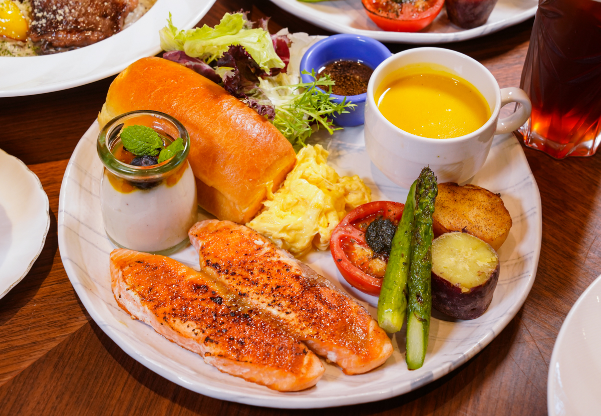 [高雄]高雄圓山秘境餐酒館-果嶺旁秘境高雄早午餐!人人都可來的湖景總統套房!! @美食好芃友（芃芃）