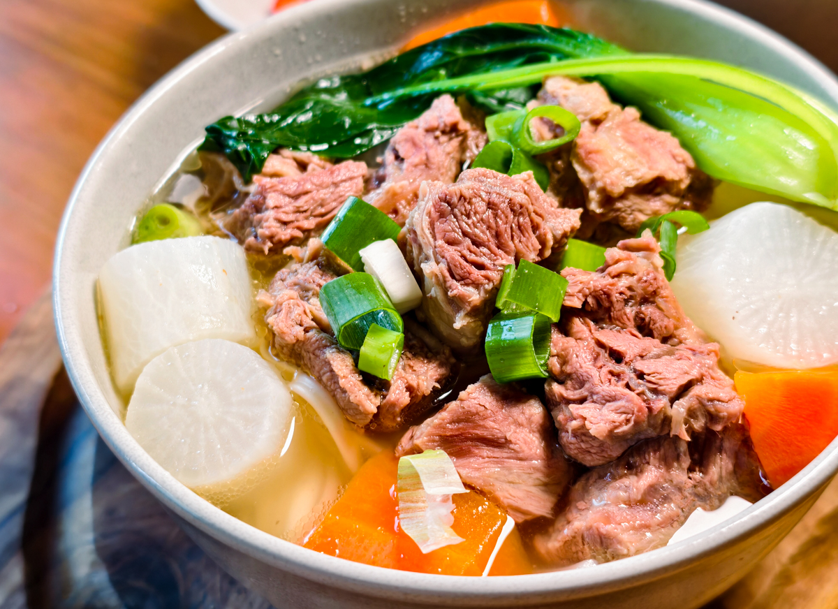 [高雄]史家庄清燉牛肉湯- 家傳50年清燉牛肉湯!膽滿大塊手切牛腩~火鍋湯底料理一包搞定 @美食好芃友（芃芃）