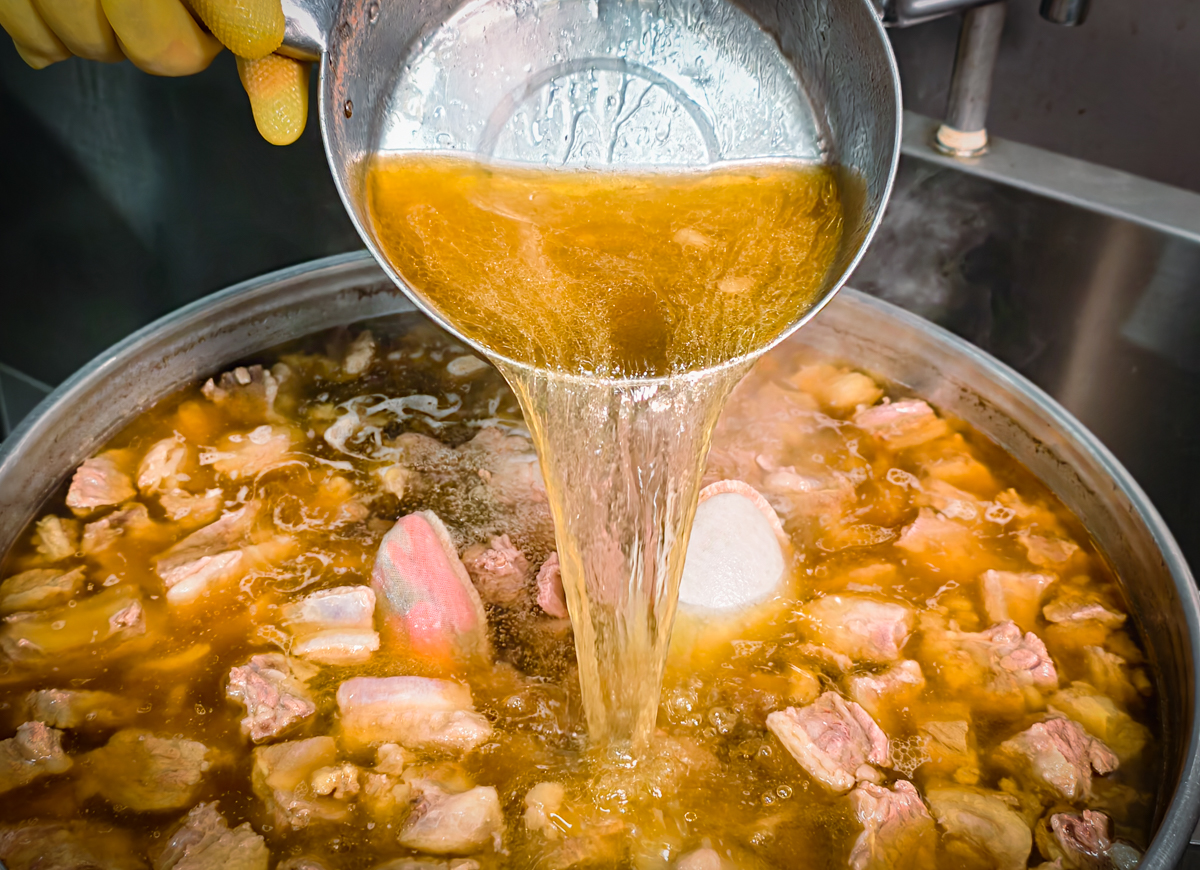 [高雄]史家庄清燉牛肉湯- 家傳50年清燉牛肉湯!膽滿大塊手切牛腩~火鍋湯底料理一包搞定 @美食好芃友（芃芃）