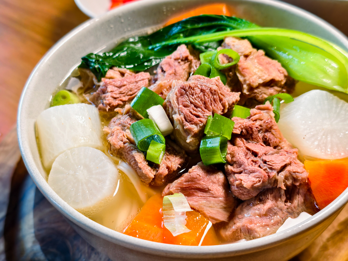 [高雄]史家庄清燉牛肉湯- 家傳50年清燉牛肉湯!膽滿大塊手切牛腩~火鍋湯底料理一包搞定 @美食好芃友（芃芃）