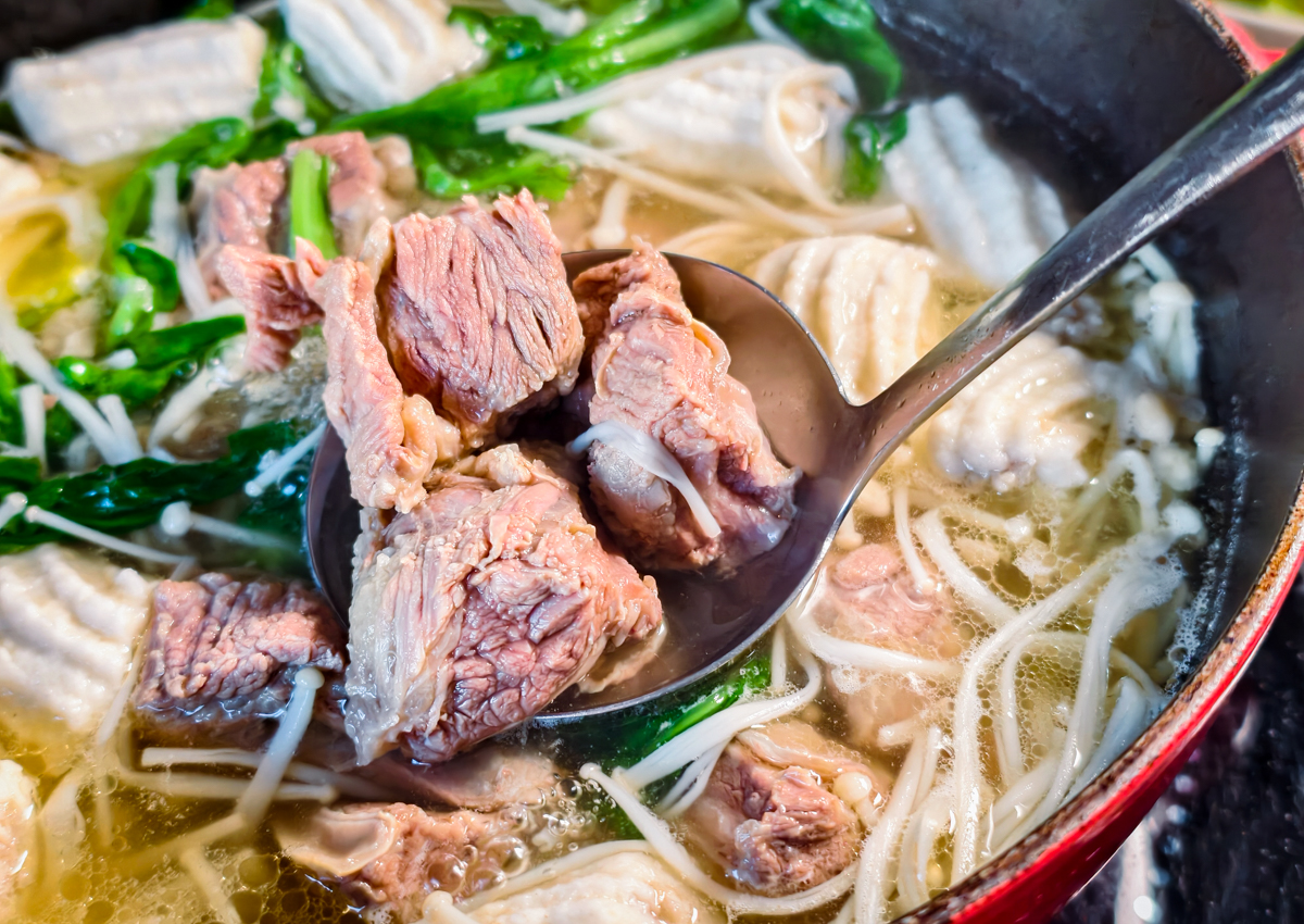 [高雄]史家庄清燉牛肉湯- 家傳50年清燉牛肉湯!膽滿大塊手切牛腩~火鍋湯底料理一包搞定 @美食好芃友（芃芃）