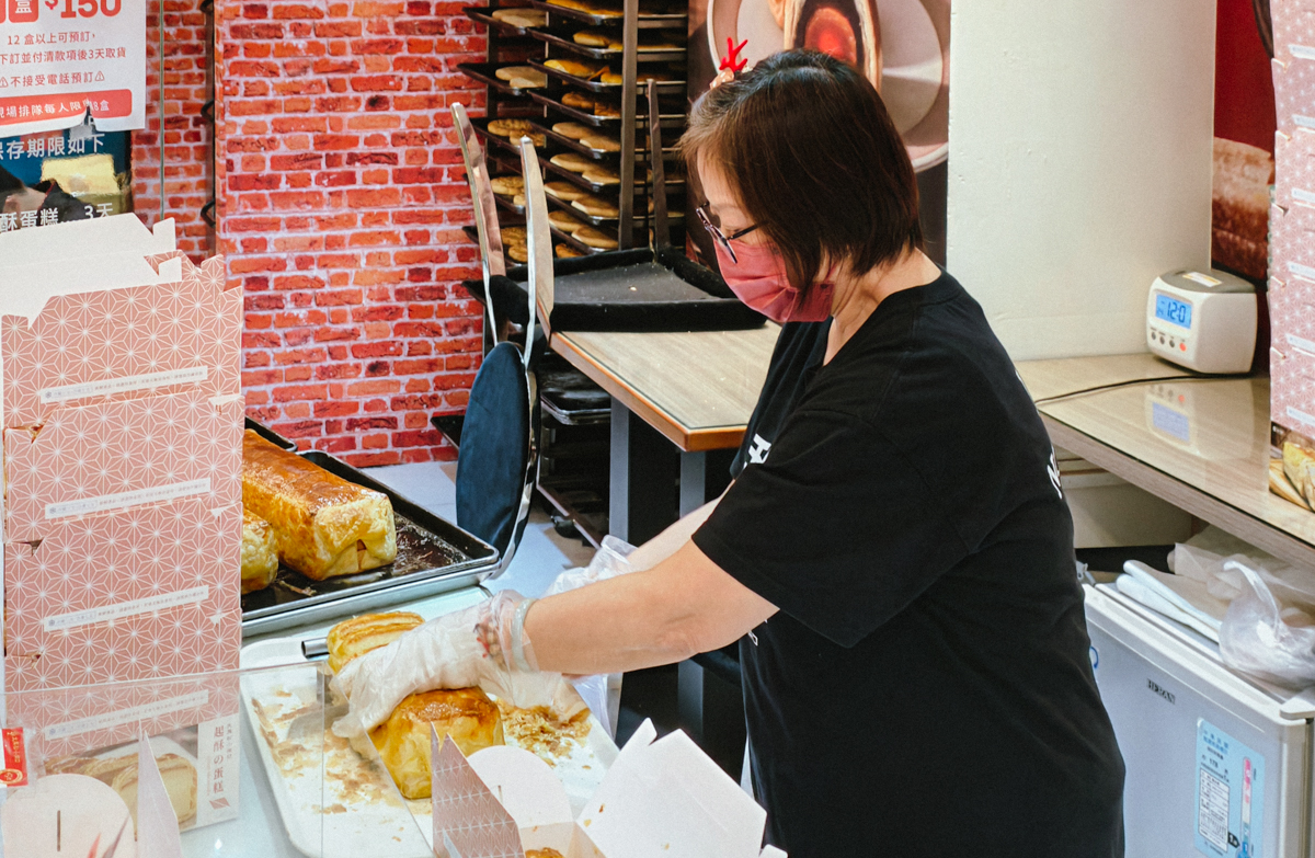 [台北]70年台北老店出爐秒殺「現烤起酥蛋糕」!超大一條只要$150!大黑松小倆口博愛門市限定 @美食好芃友（芃芃）