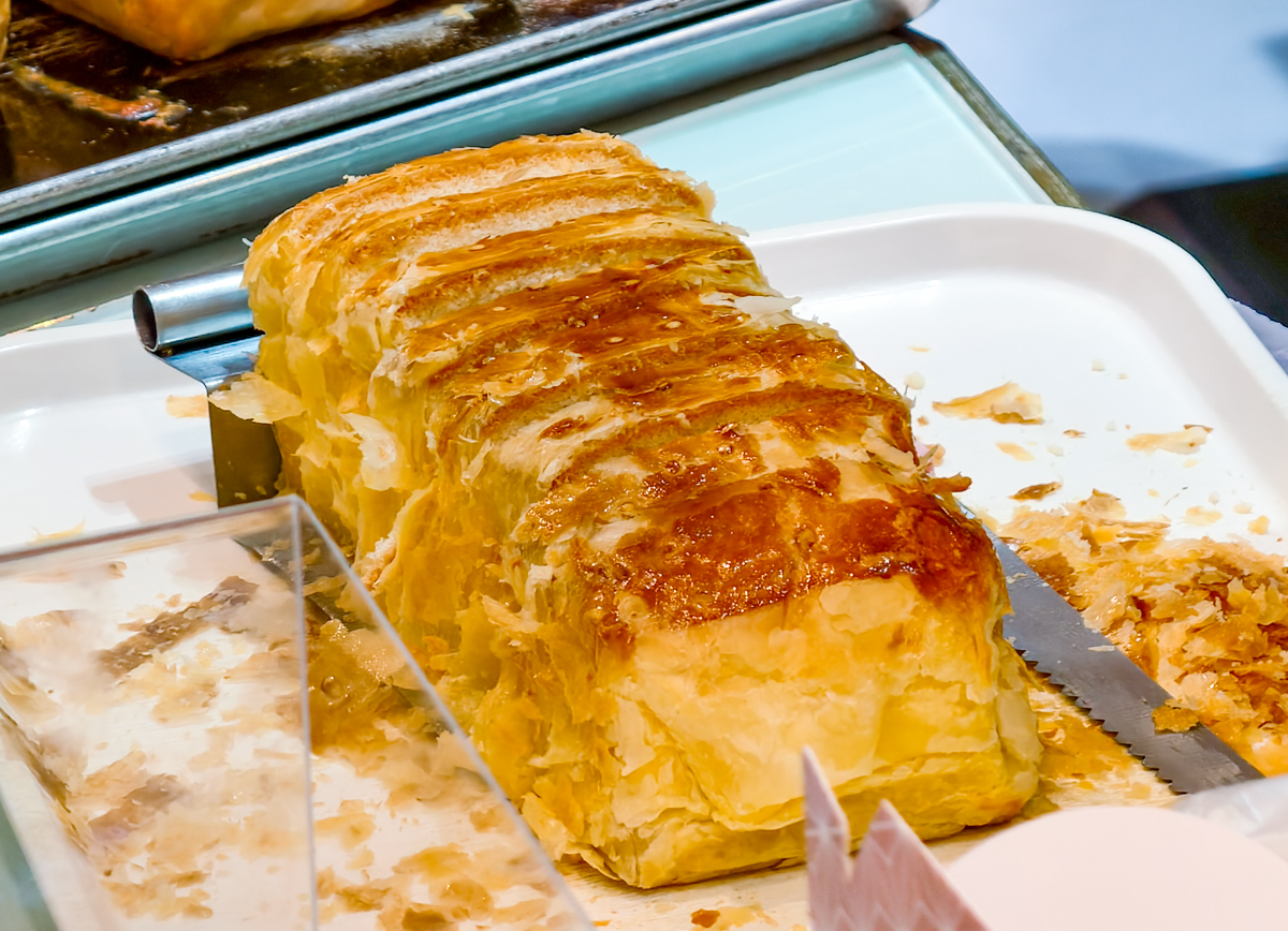 [台北]70年台北老店出爐秒殺「現烤起酥蛋糕」!超大一條只要$150!大黑松小倆口博愛門市限定 @美食好芃友（芃芃）