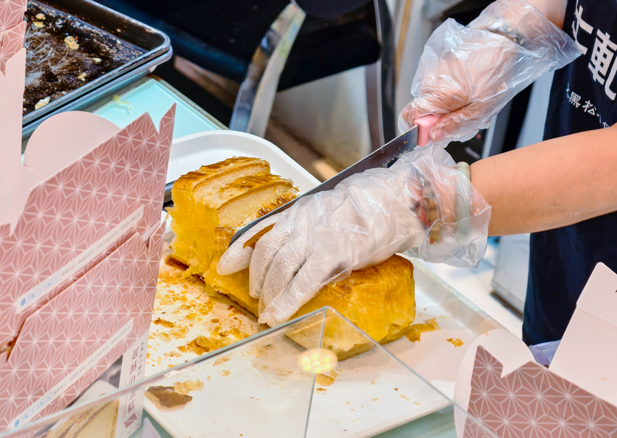 [台北]70年台北老店出爐秒殺「現烤起酥蛋糕」!超大一條只要$150!大黑松小倆口博愛門市限定 @美食好芃友（芃芃）