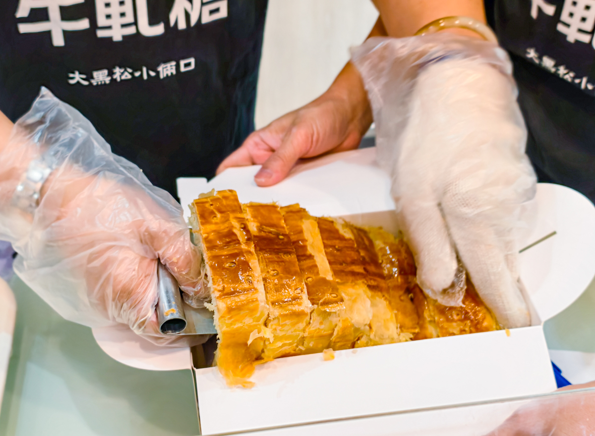 [台北]70年台北老店出爐秒殺「現烤起酥蛋糕」!超大一條只要$150!大黑松小倆口博愛門市限定 @美食好芃友（芃芃）