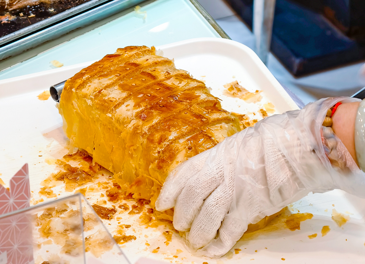 [台北]70年台北老店出爐秒殺「現烤起酥蛋糕」!超大一條只要$150!大黑松小倆口博愛門市限定 @美食好芃友（芃芃）