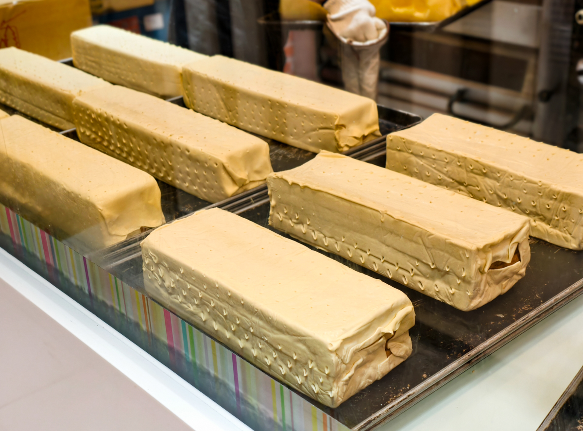 [台北]70年台北老店出爐秒殺「現烤起酥蛋糕」!超大一條只要$150!大黑松小倆口博愛門市限定 @美食好芃友（芃芃）