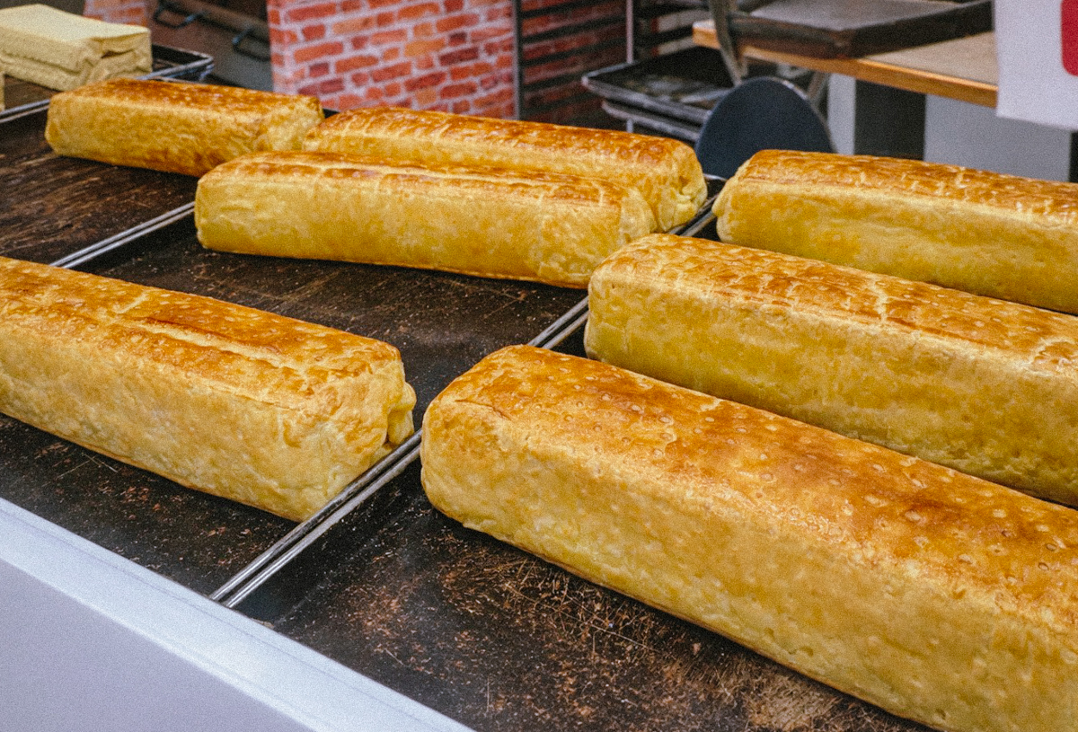 [台北]70年台北老店出爐秒殺「現烤起酥蛋糕」!超大一條只要$150!大黑松小倆口博愛門市限定 @美食好芃友（芃芃）