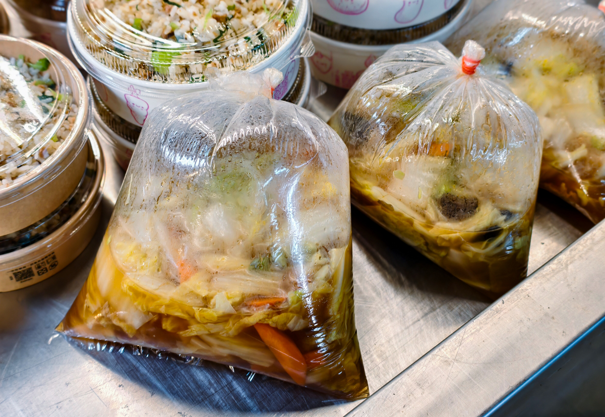 [高雄]大俠手路菜-楠梓德民黃昏市場必吃!現炒白菜滷x平價好吃麻油雞飯 @美食好芃友（芃芃）