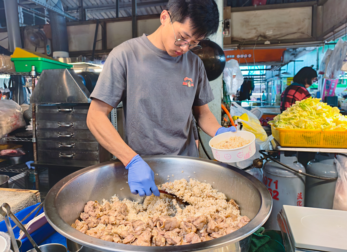 [高雄]大俠手路菜-楠梓德民黃昏市場必吃!現炒白菜滷x平價好吃麻油雞飯 @美食好芃友（芃芃）