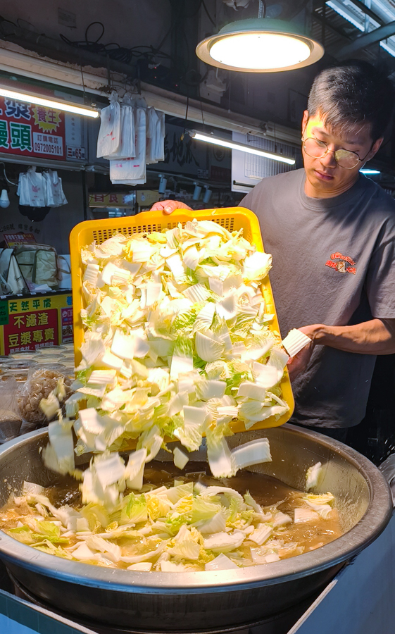 [高雄]大俠手路菜-楠梓德民黃昏市場必吃!現炒白菜滷x平價好吃麻油雞飯 @美食好芃友（芃芃）