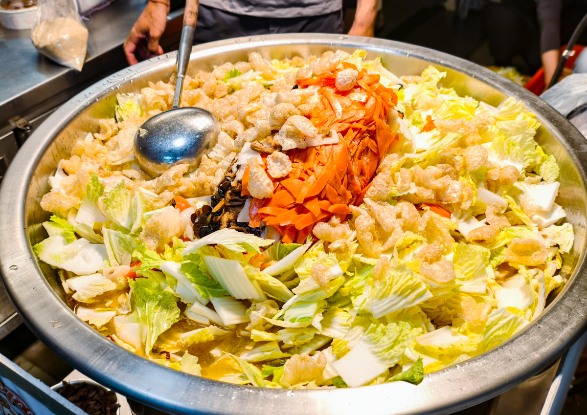 [高雄]大俠手路菜-楠梓德民黃昏市場必吃!現炒白菜滷x平價好吃麻油雞飯 @美食好芃友（芃芃）