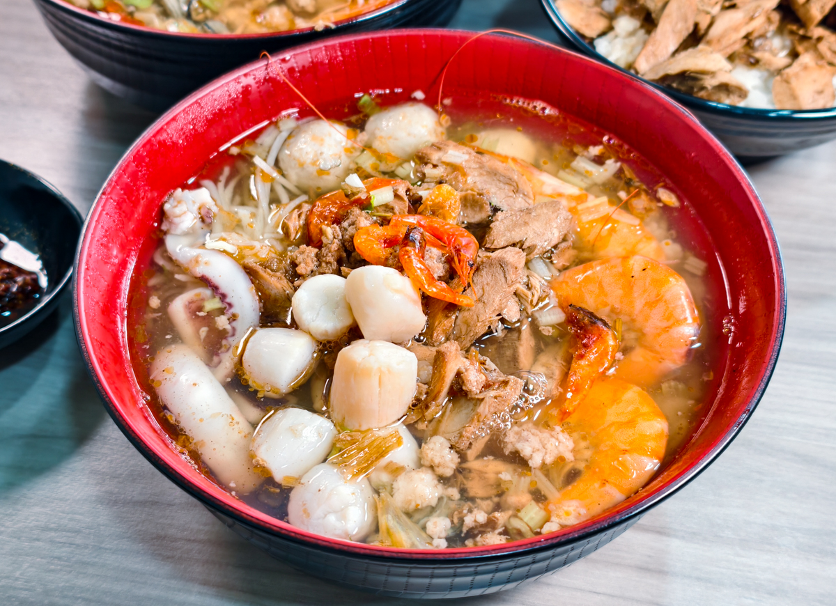 [高雄]丫娥東港海鮮飯湯-豪爽東港大姐家鄉味!鮪魚海鮮料爆出來海鮮飯湯 @美食好芃友（芃芃）