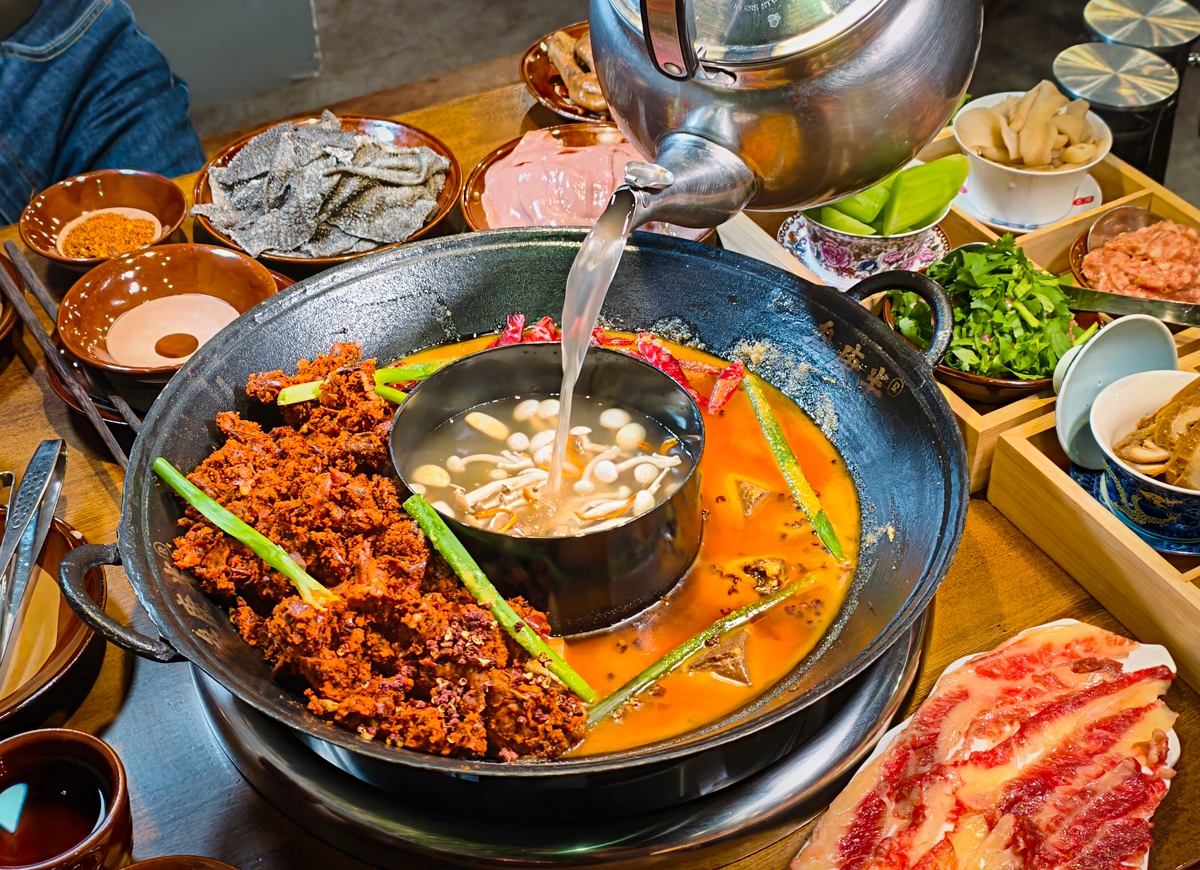 [高雄]冰屋秘境-西子灣必來!吃抹茶千層喝咖啡賞海景 @美食好芃友（芃芃）