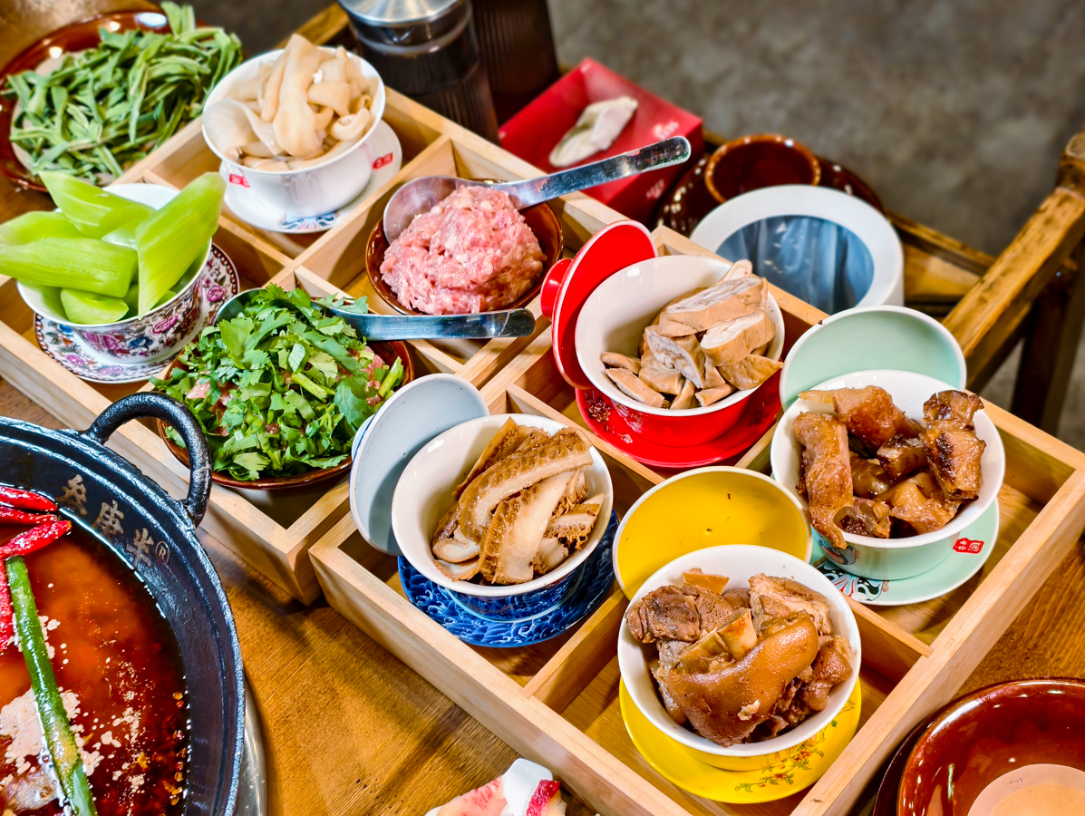 [高雄]叁庚半火鍋-最道地高雄重慶麻辣火鍋!晚餐吃到宵夜都有!老闆親炒麻辣底料 @美食好芃友（芃芃）