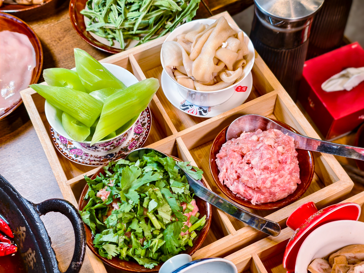 [高雄]叁庚半火鍋-最道地高雄重慶麻辣火鍋!晚餐吃到宵夜都有!老闆親炒麻辣底料 @美食好芃友（芃芃）