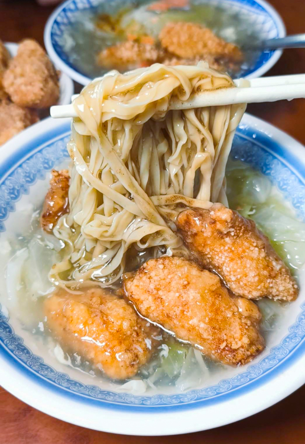 [高雄]三伯仔土魠魚羹-開門就排隊的30年高雄土魠魚羹老店~魚塊超酥超飽滿! @美食好芃友（芃芃）