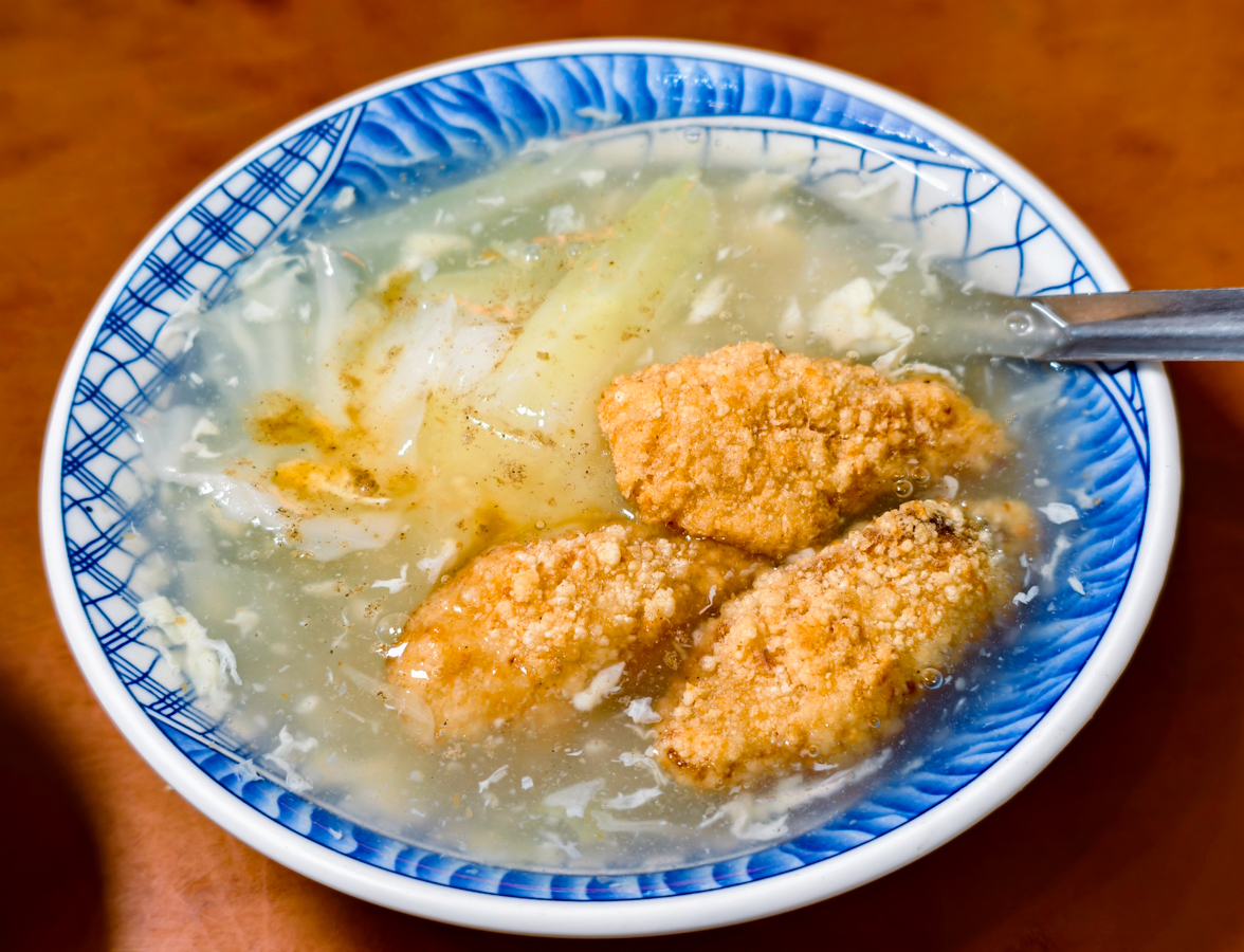 [高雄]三伯仔土魠魚羹-開門就排隊的30年高雄土魠魚羹老店~魚塊超酥超飽滿! @美食好芃友（芃芃）