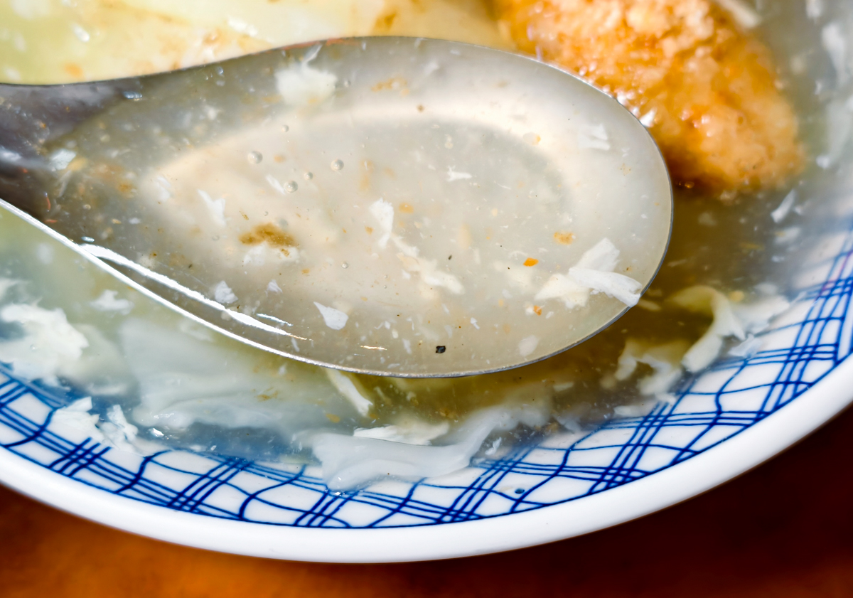 [高雄]三伯仔土魠魚羹-開門就排隊的30年高雄土魠魚羹老店~魚塊超酥超飽滿! @美食好芃友（芃芃）